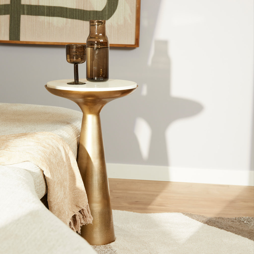 Beistelltisch Elyo – runder Tisch mit weißer Marmorplatte & goldenem Metallfuß, 38×60 cm