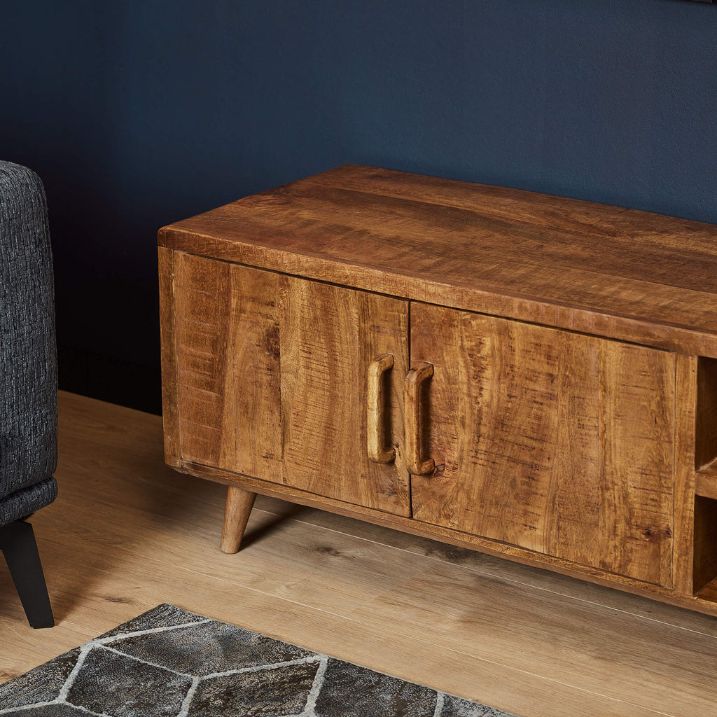 TV-Board Raven Natur – TV-Schrank aus Mangoholz 240×50×45 cm mit 2 offenen Fächern, 4 Türen & lackierten Holzstreifen im modernen Design