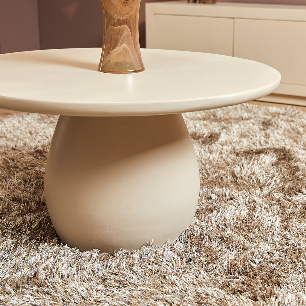 Runder Couchtisch Luna – Mangoholz in Sand-Finish, Ø70 x 38 cm, einzigartiges Design