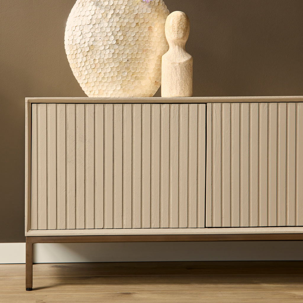 TV-Board Mandy Sand – Mangoholz sandgestrahlt mit bronzenem Metallgestell, grifflos mit Push-to-Open, 165 x 45 x 55 cm