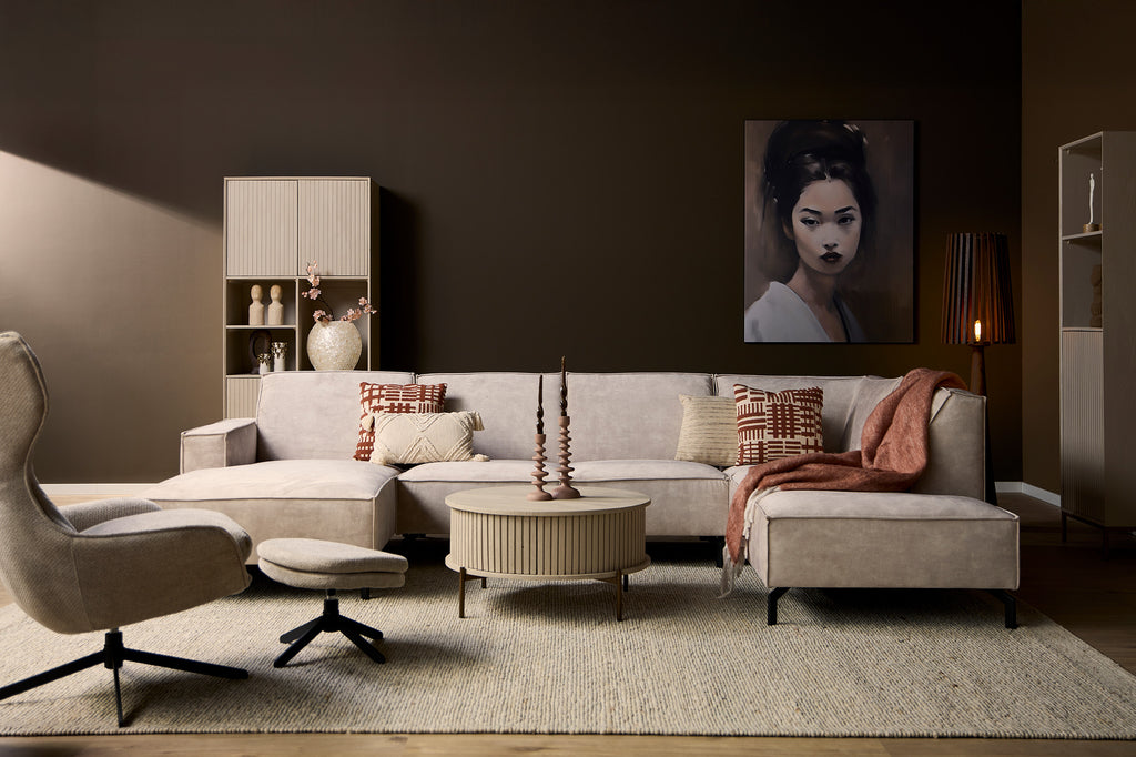 Sofa Famous&Glamor – moderne Eckcouch mit Lounge links & Ottomane rechts, 2,5-Sitzer in Samt Hellbeige von MeinLieblingsplatz
