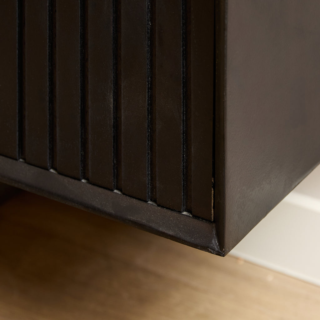 TV-Board Mandy Schwarz schwebend – 120×35×30 cm, Mangoholz mit vertikalem Lattenmuster & Push-to-Open