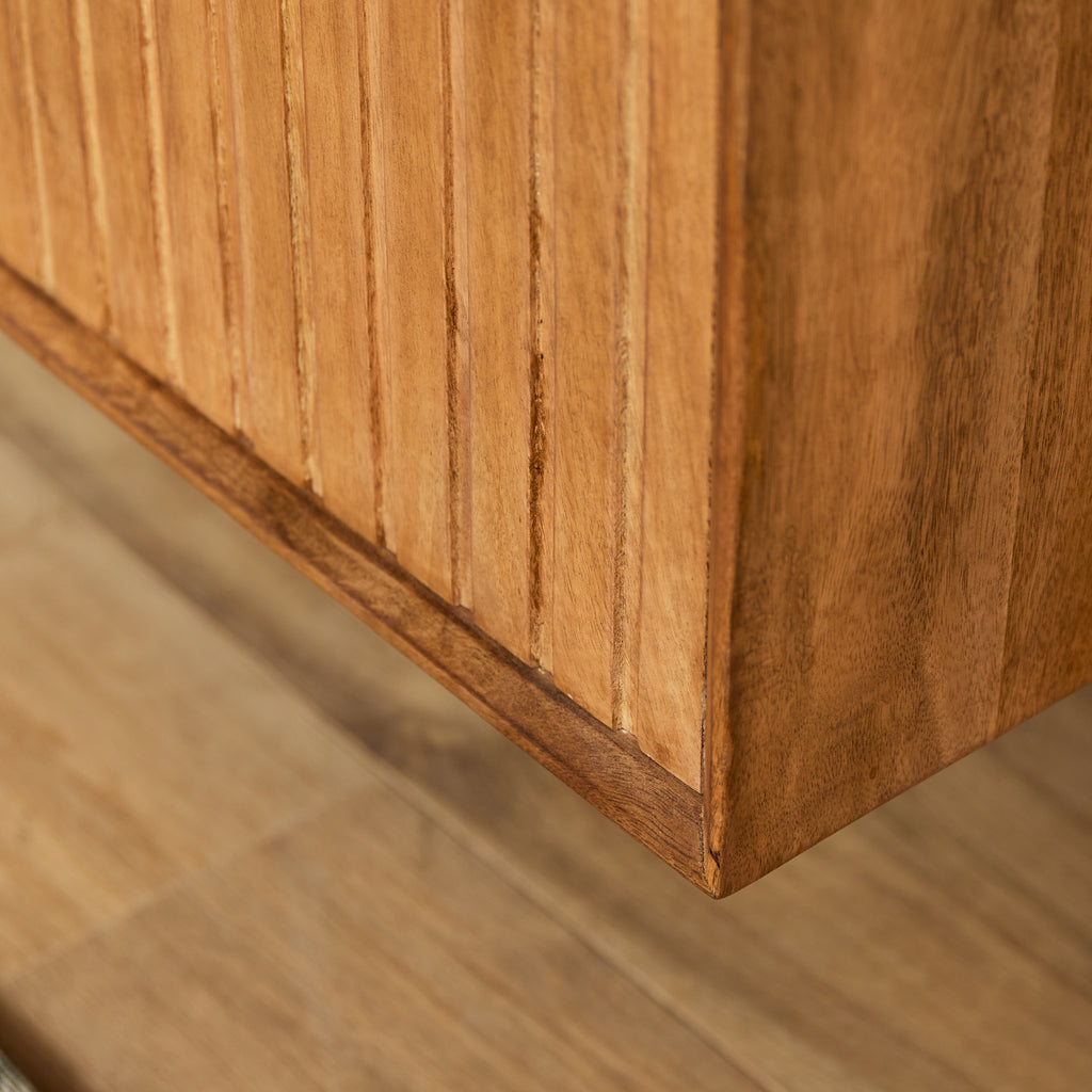 Schwebendes TV Board Mandy Natur 200x35x30 cm – modernes Mangoholz mit Lamellenfront & grifflose Türen