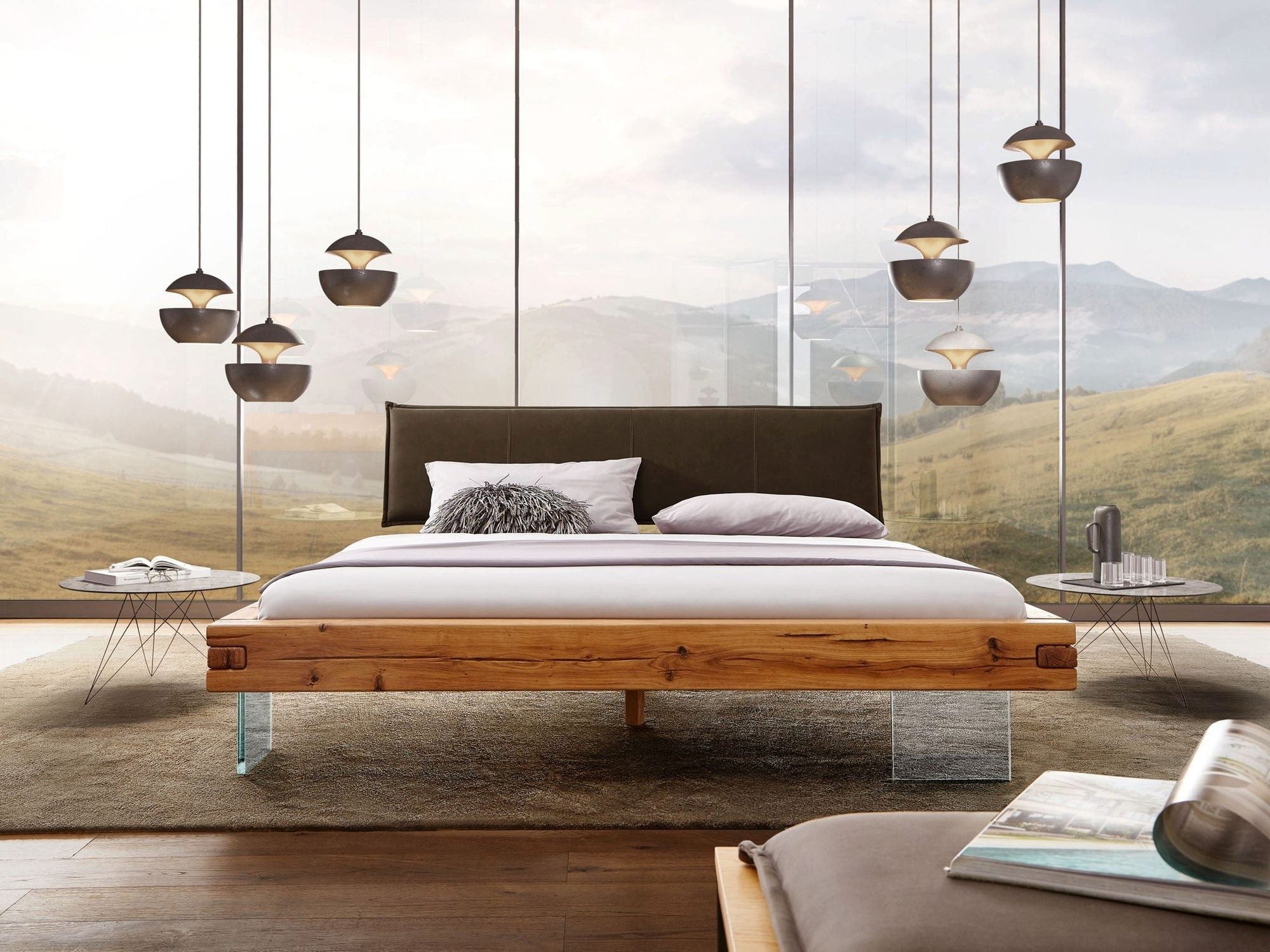 Massivholzbett Wildeiche 180x200cm mit Stoffkopfteil & Glasfüßen, Designer Balkenbett 180x200cm