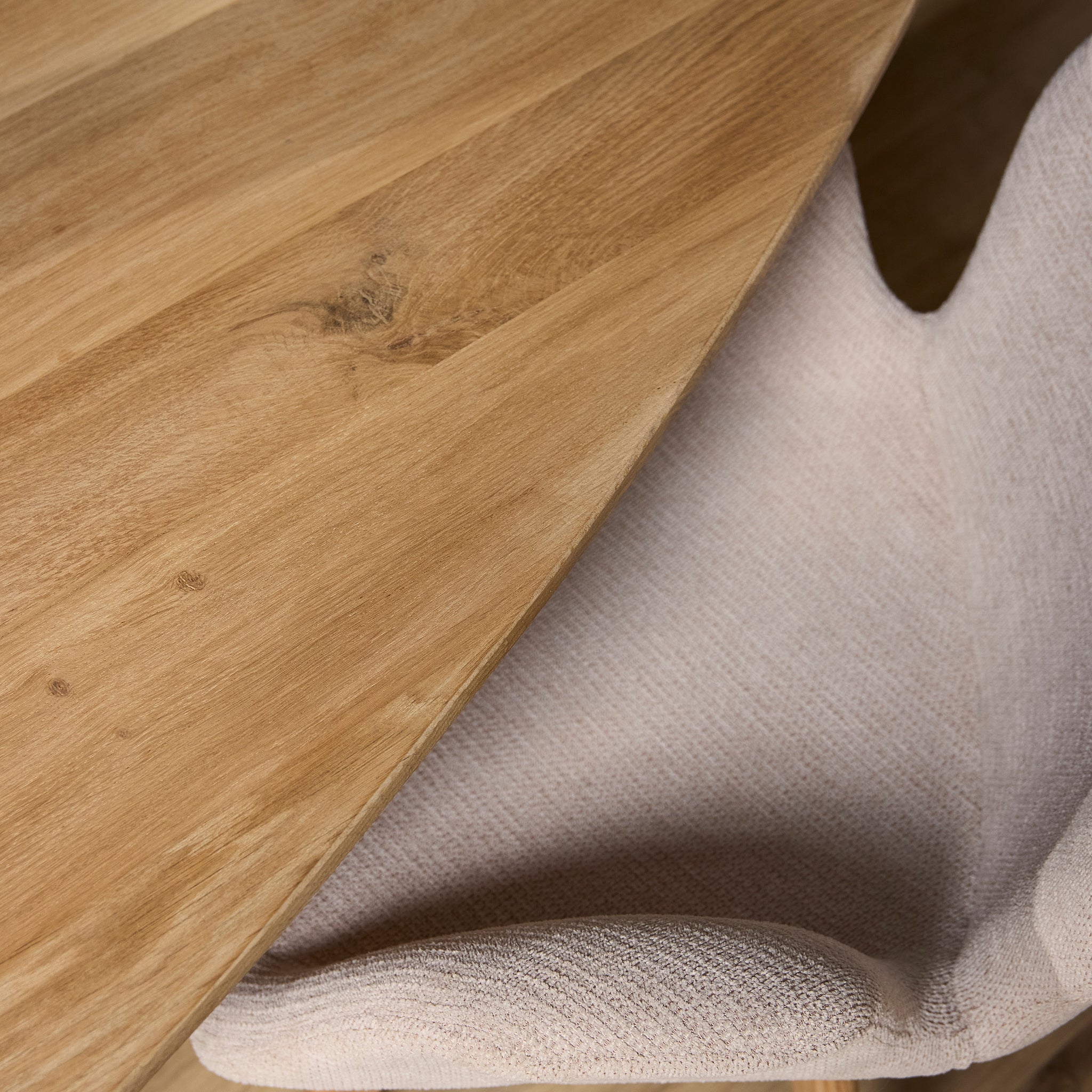 Esstisch Sky – Massivholz Eiche mit schwarzem Tischgestell, organische Form, 210 x 98 x 76 cm, 3,5 cm Platte