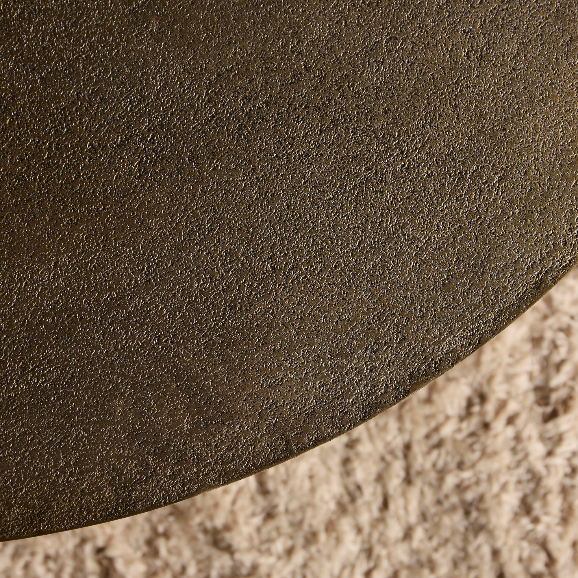 Couchtisch Ziva 90x90x23 cm – Aluminium in Gold mit einzigartigen Design-Beinen