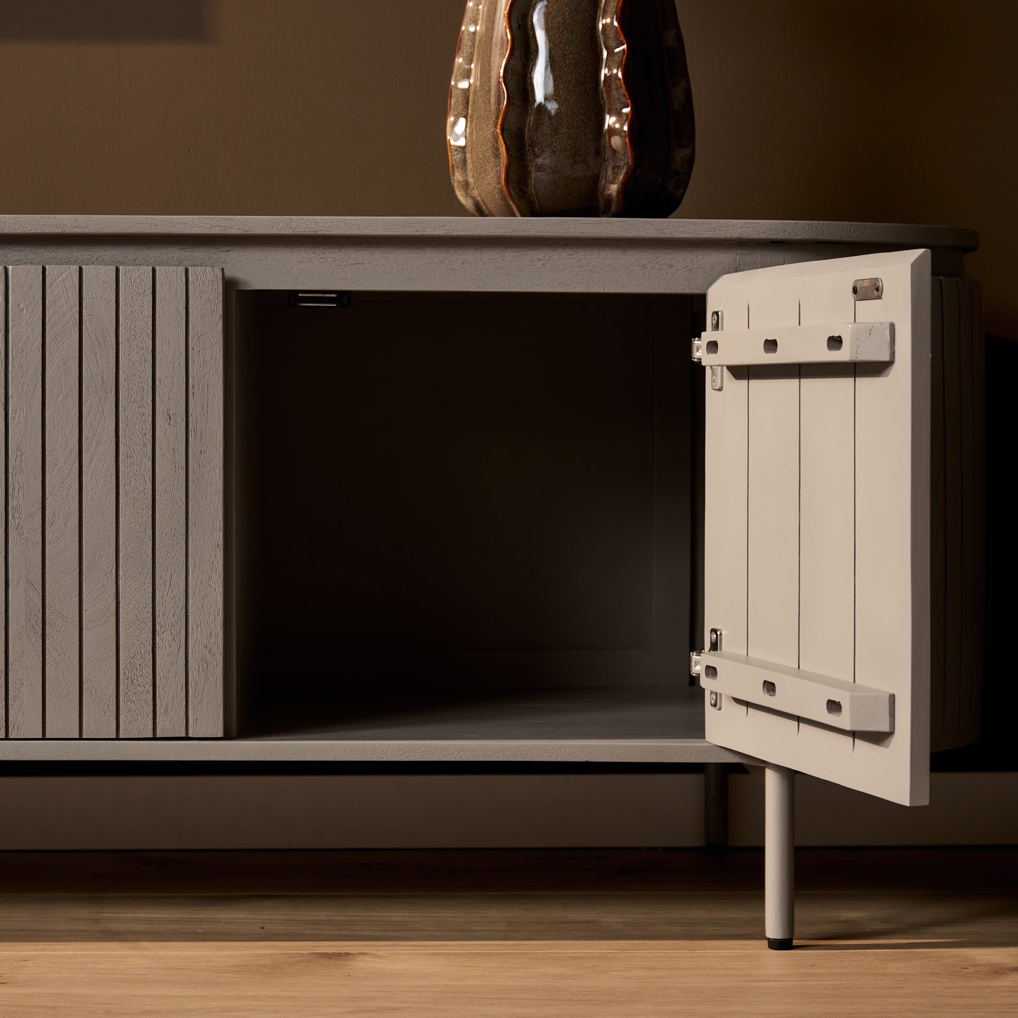 TV Board Sole Taupe 165x45x55 cm – stilvolles Lowboard mit Lattenmuster & 3 Türen