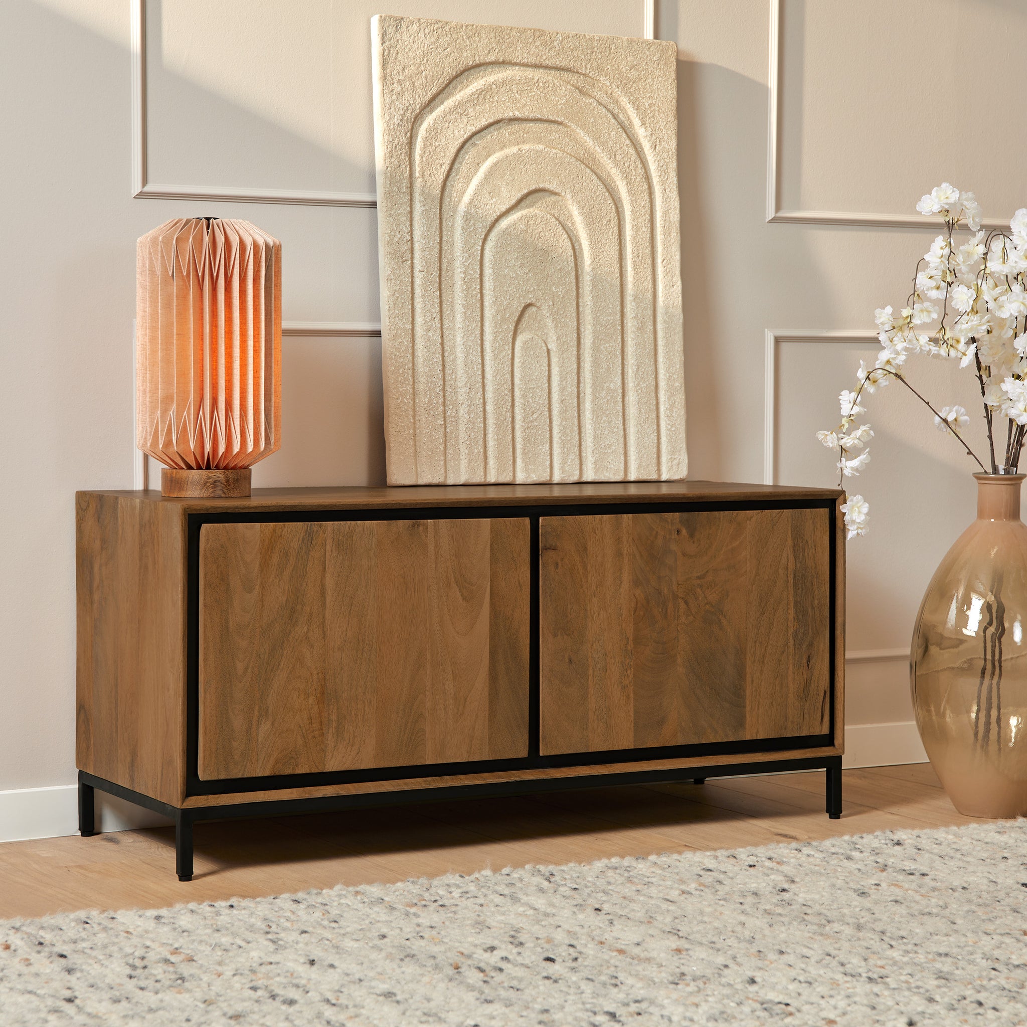 TV-Kommode Rois – Mangoholz Lowboard mit schwarzem Metallrahmen, 120×55×45 cm, 2 grifflosen Türen im modernen Design