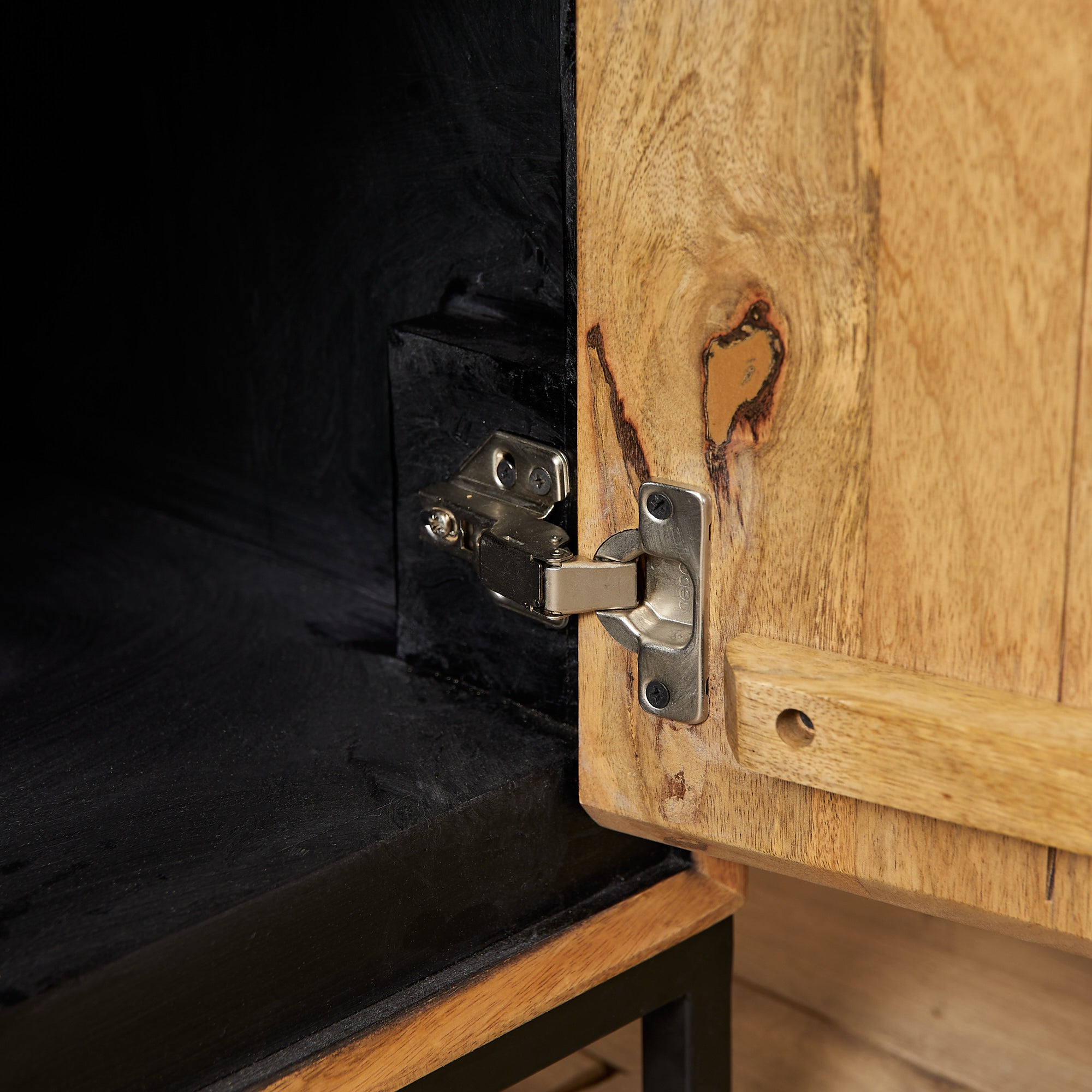 TV-Kommode Rois – Mangoholz Lowboard mit schwarzem Metallrahmen, 120×55×45 cm, 2 grifflosen Türen im modernen Design