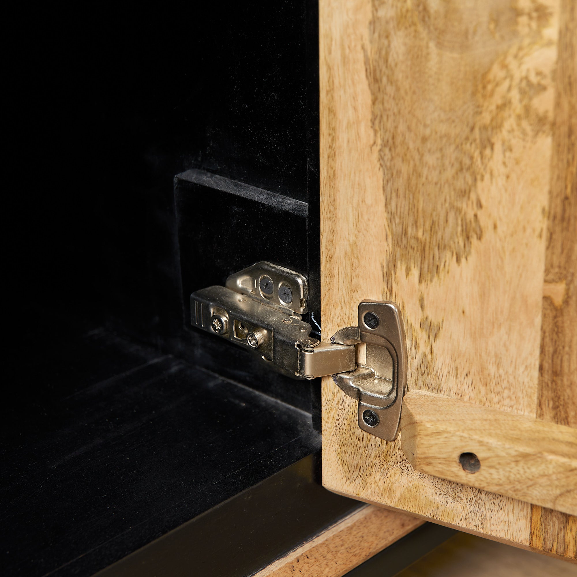 TV Board Rois 180x45x55 cm – modernes Lowboard aus Mangoholz & Metall mit Strukturfront