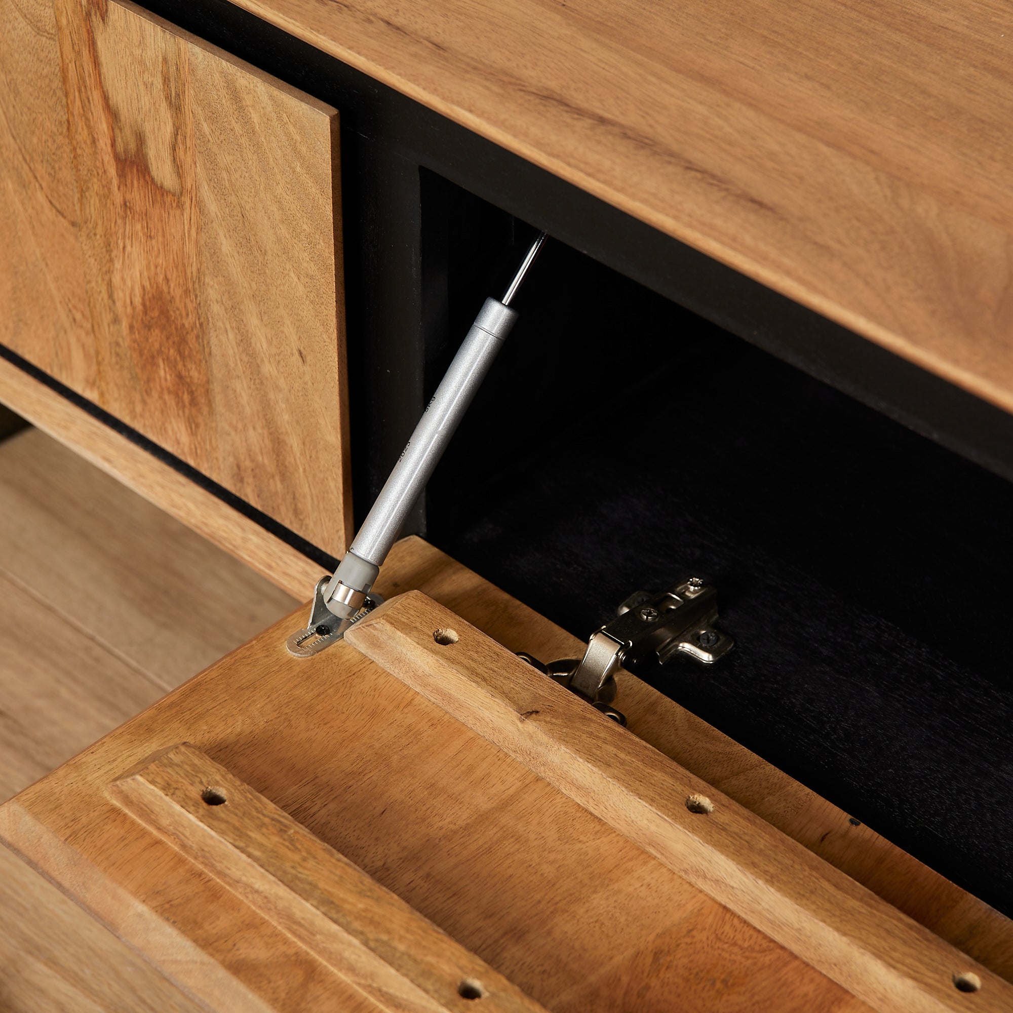 Schwebendes TV-Board Rois – Mangoholz Lowboard mit Metallakzenten, 120×30×35 cm, 2 grifflose Türen & modernes Design