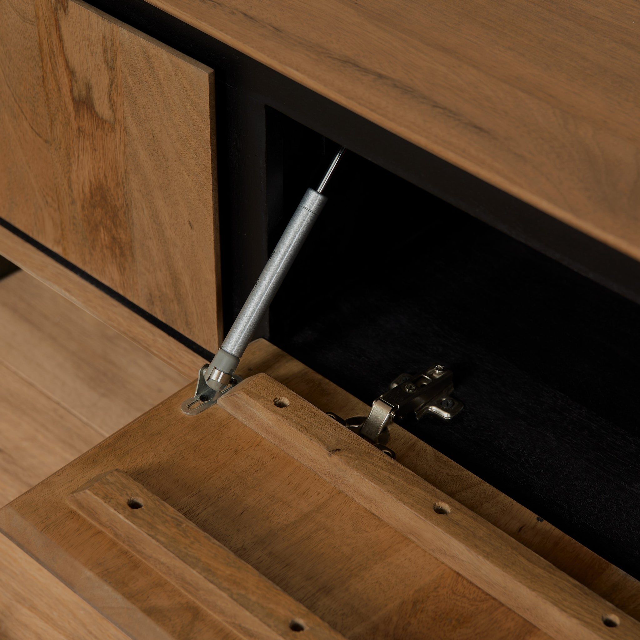 Schwebendes TV Board Rois – Mangoholz & Metall, 240 x 35 x 30 cm, 4 grifflose Türen, modernes Design