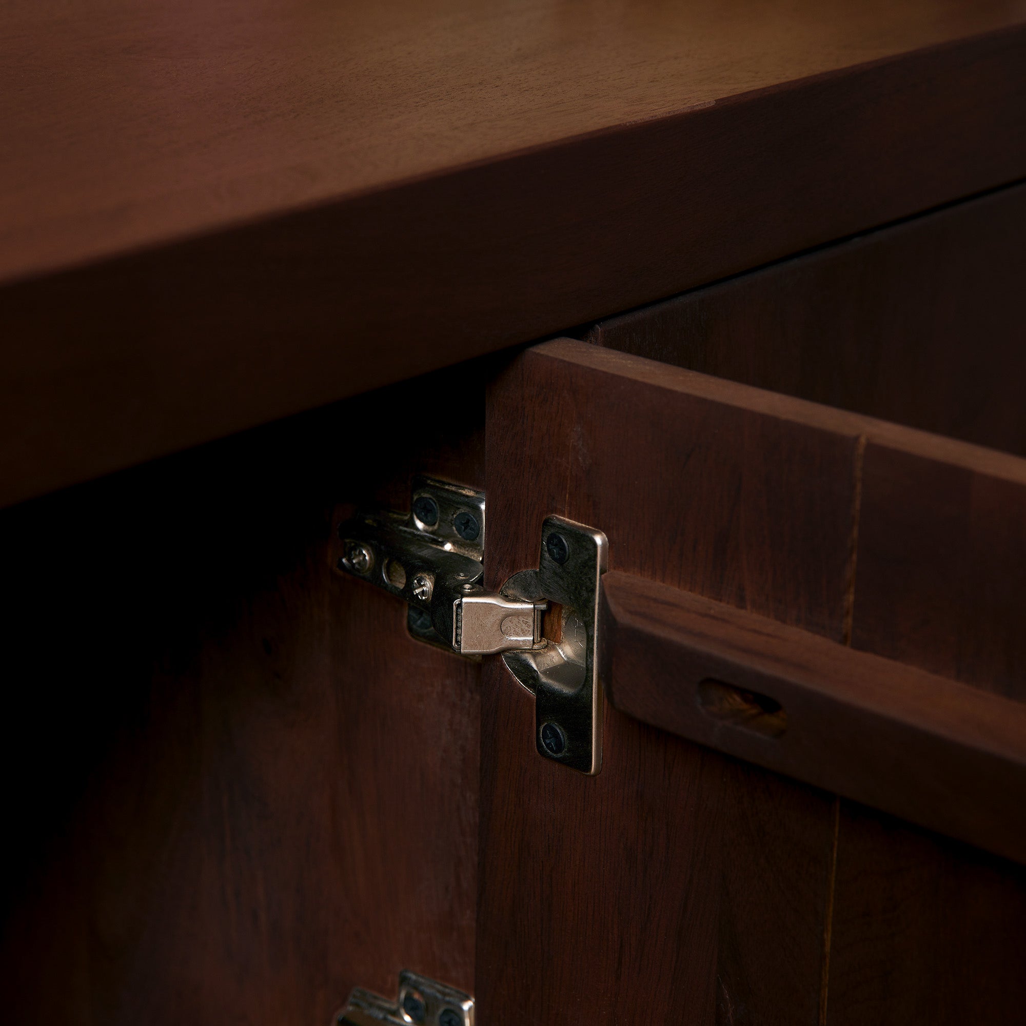 TV-Board Bali Braun – Lowboard aus Mangoholz mit Push-to-Open-System, 150 x 45 x 46 cm