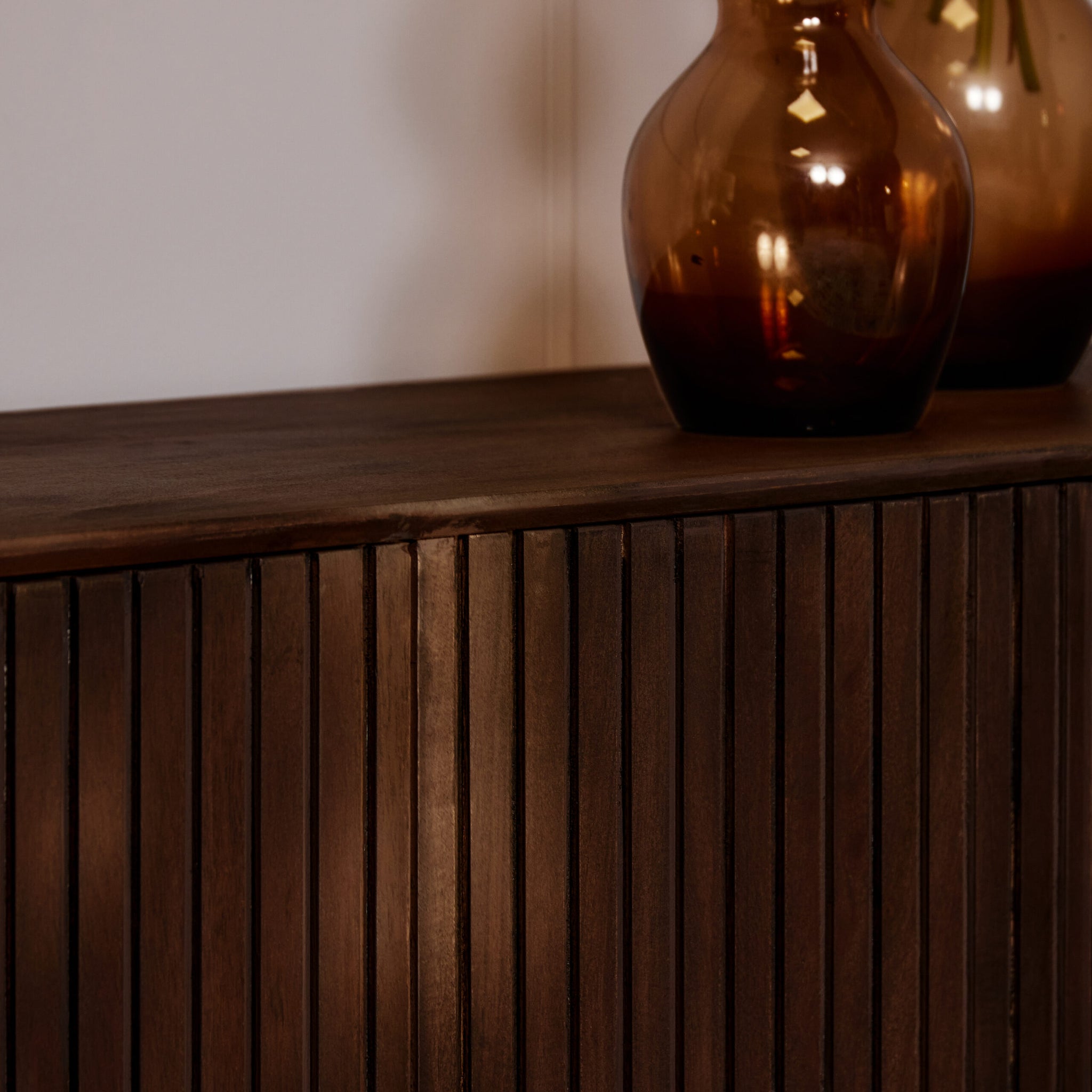 TV-Board Mandy Braun 210 x 45 x 55 cm – Mangoholz mit 4 Türen & Lattenmuster