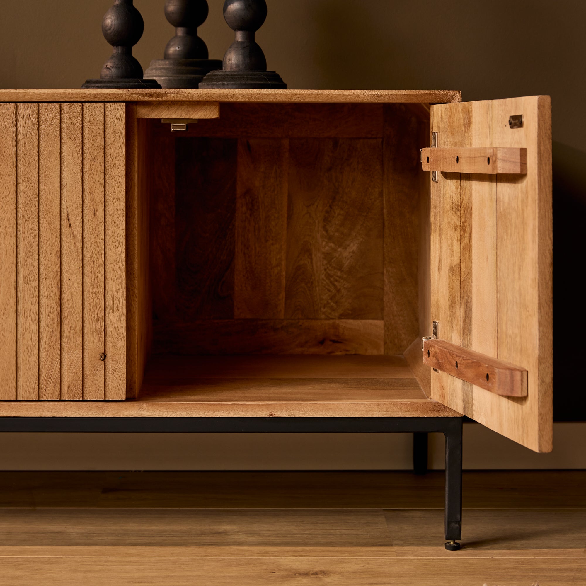 TV-Board Mandy 165x45x55 cm – Lowboard aus Mangoholz Natur mit 4 Türen & Push-to-Open-System