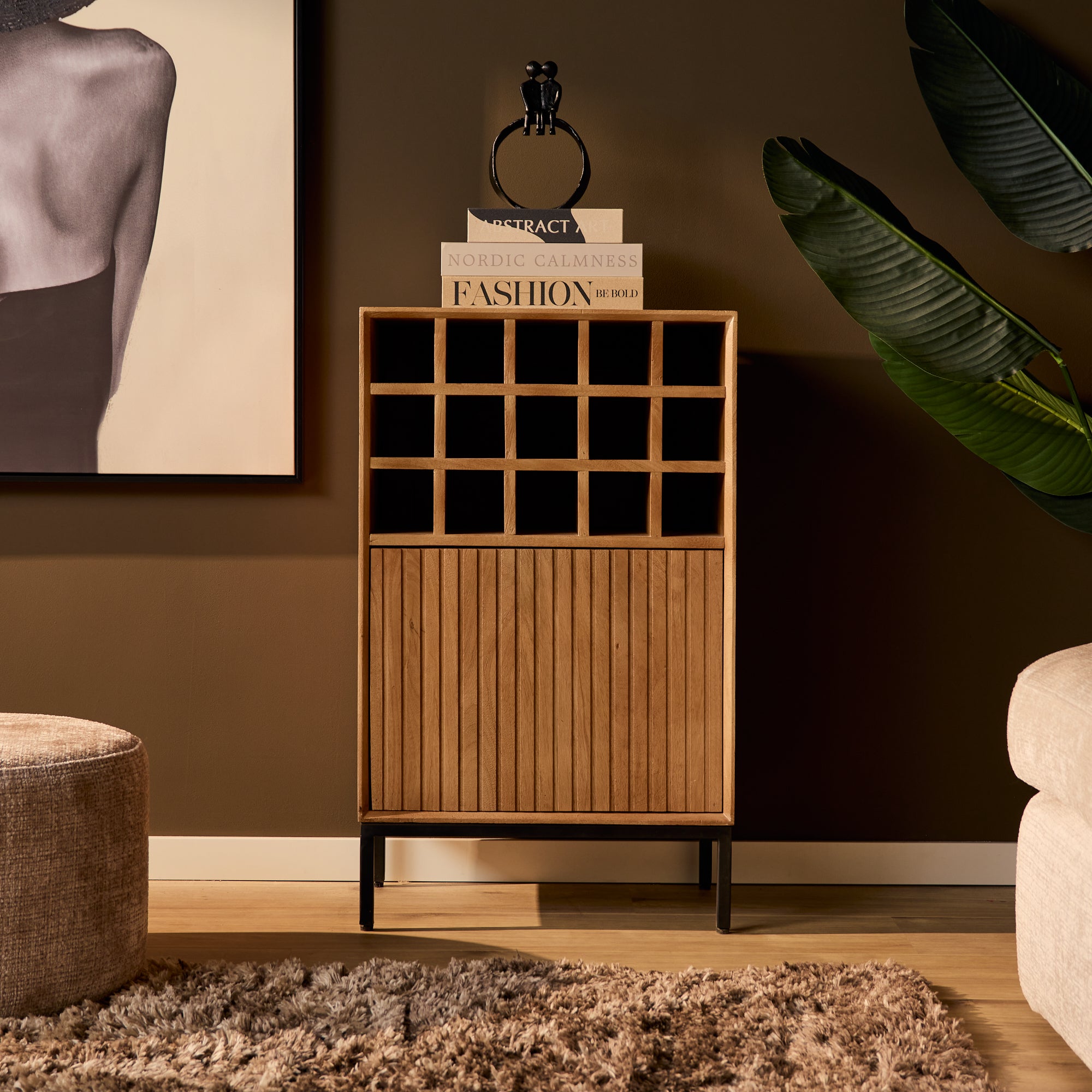 Weinkommode Mandy Natur – Weinschrank aus Mangoholz mit 15 Fächern & Tür mit Lamellenmuster, 55 x 35 x 90 cm