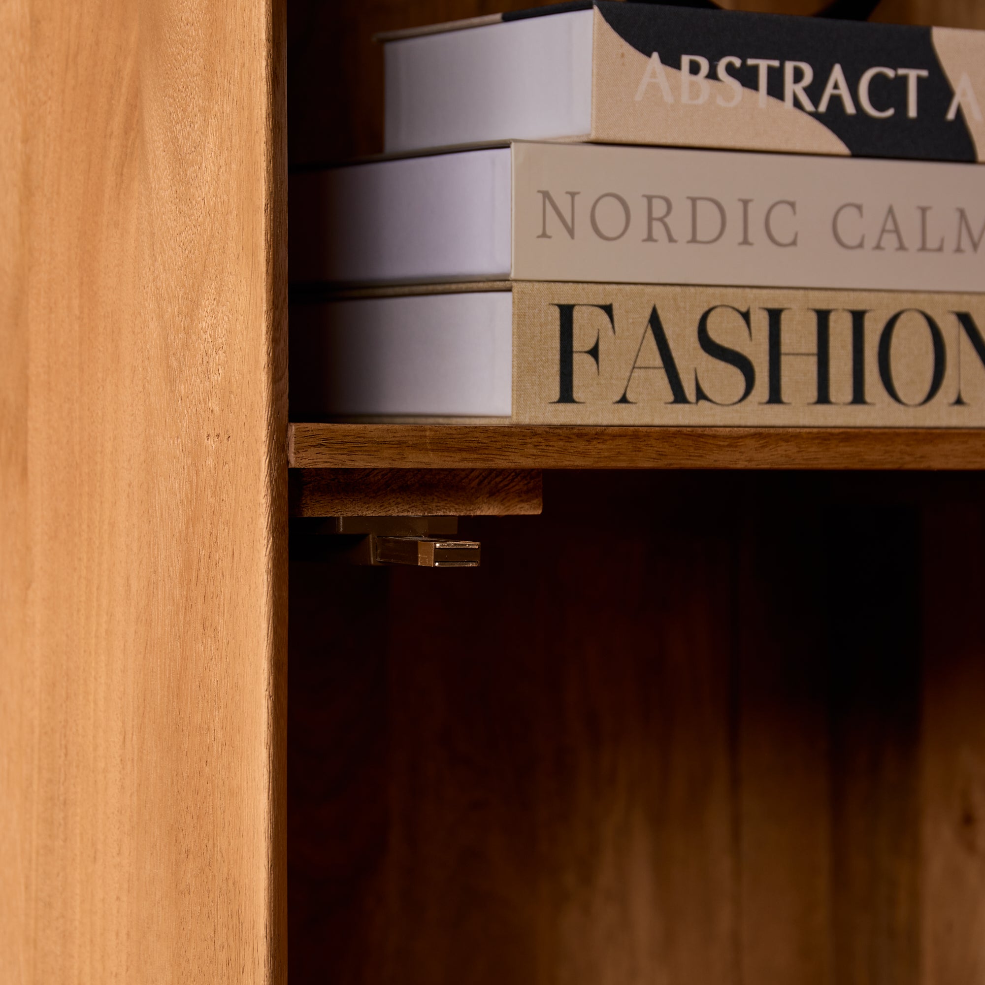 Bücherregal Mandy Naturfarben – Mangoholz mit Lamellentür & offenen Fächern, 55 x 45 x 200 cm