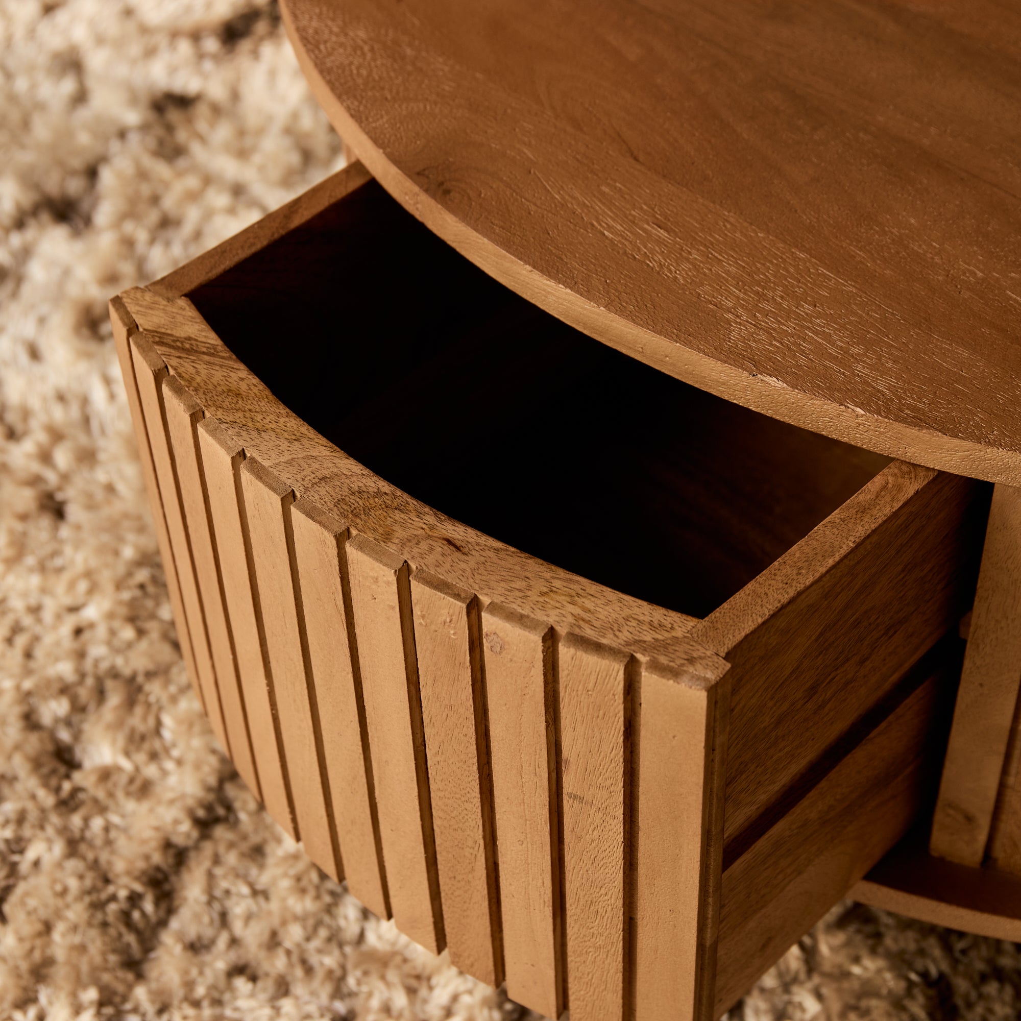 Runder Couchtisch Mandy Natural – 80x80x40 cm, Mangoholz mit Lattenmuster & Stauraum-Schubladen