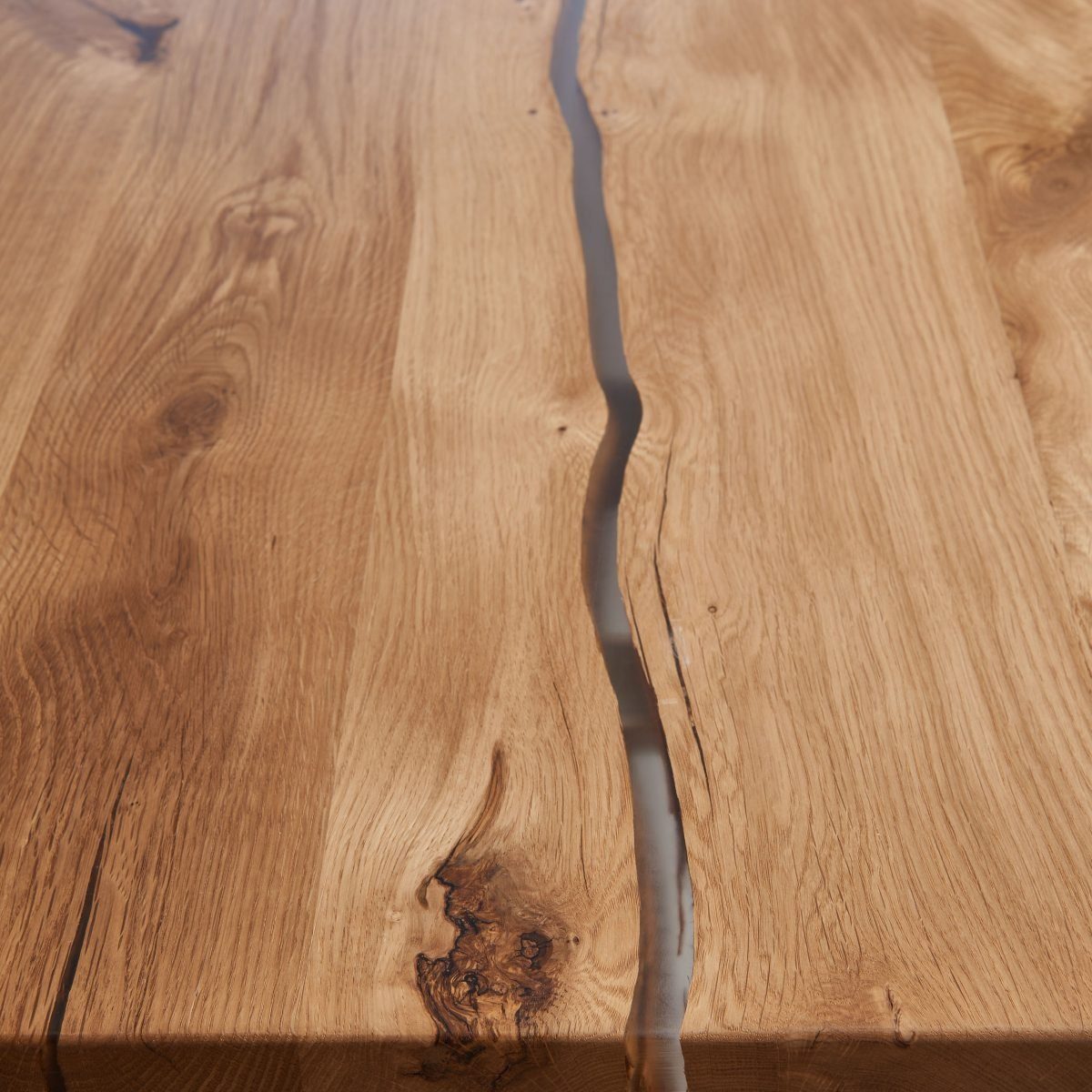 Eiche Epoxidharz Transparent - Esstisch mit Baumkante - Spider Gestell | Unikat