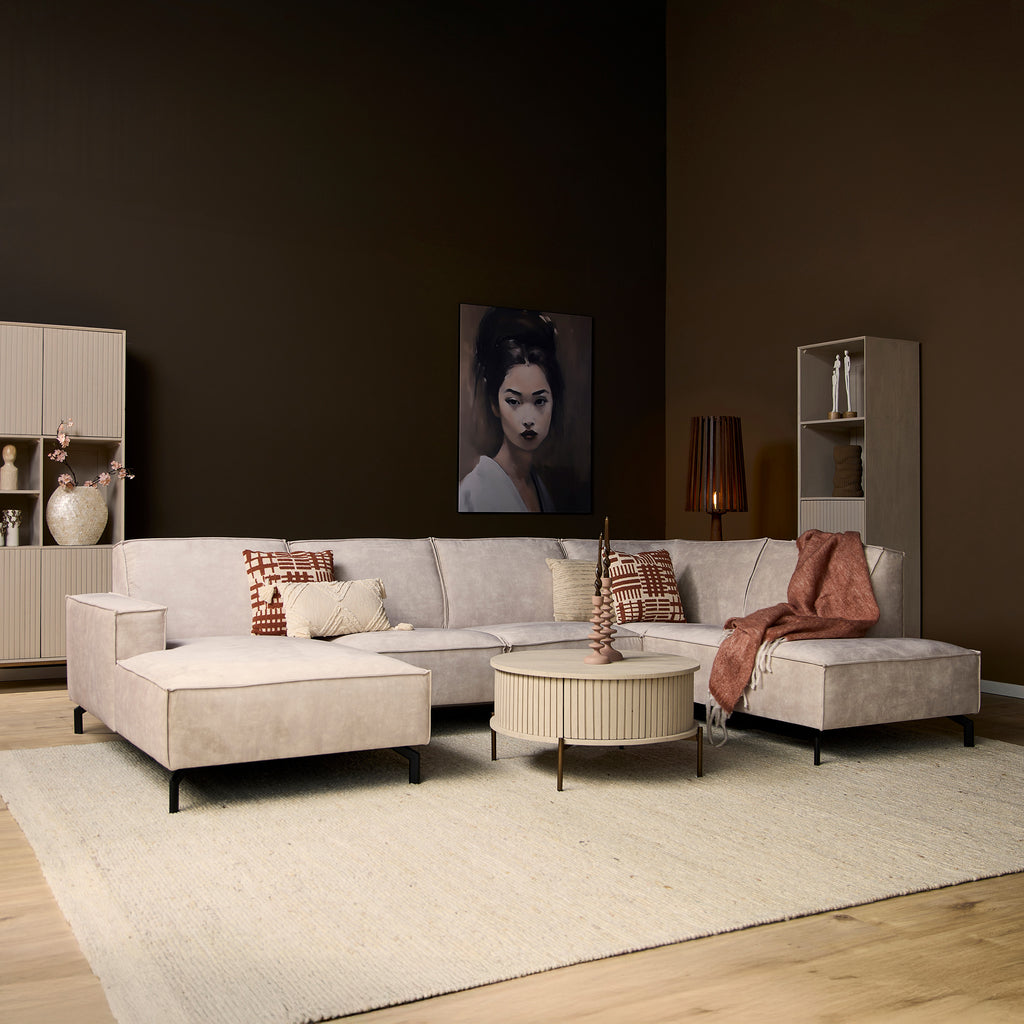Sofa Famous&Glamor – moderne Eckcouch mit Lounge links & Ottomane rechts, 2,5-Sitzer in Samt Hellbeige von MeinLieblingsplatz