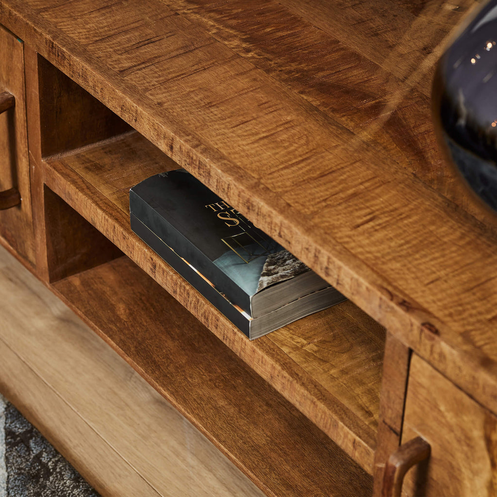 TV-Board Raven Natur – Mangoholz mit schwarzen Designelementen, 2 Türen & offene Fächer, 180 x 45 x 50 cm