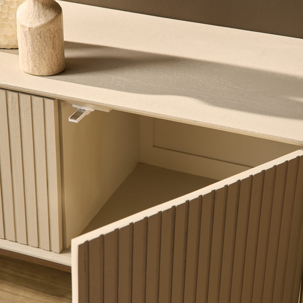 TV-Board Mandy Sand – Mangoholz sandgestrahlt mit bronzenem Metallgestell, grifflos mit Push-to-Open, 165 x 45 x 55 cm