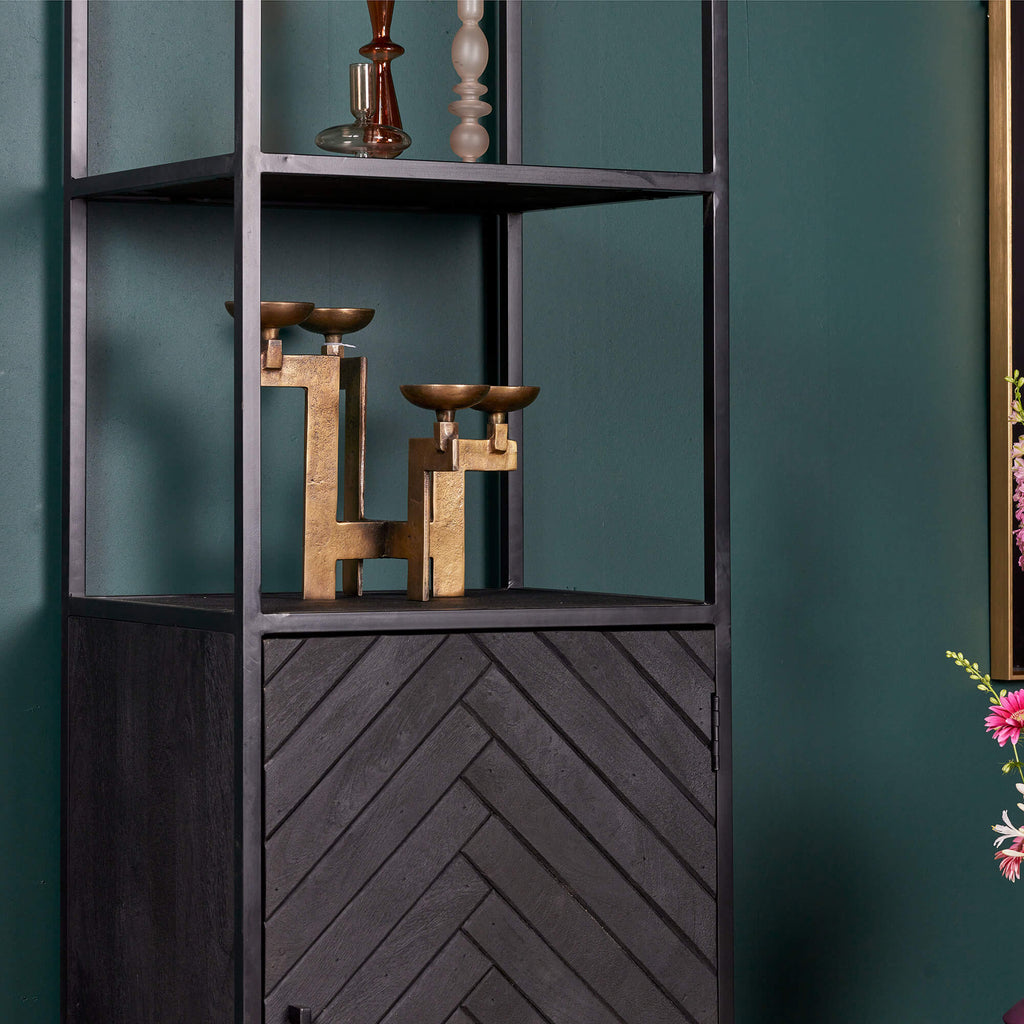 Regalschrank Sydney Schwarz – Mangoholz mit Fischgrätenmuster, 1 Tür & 1 Fach, 55 x 45 x 200 cm