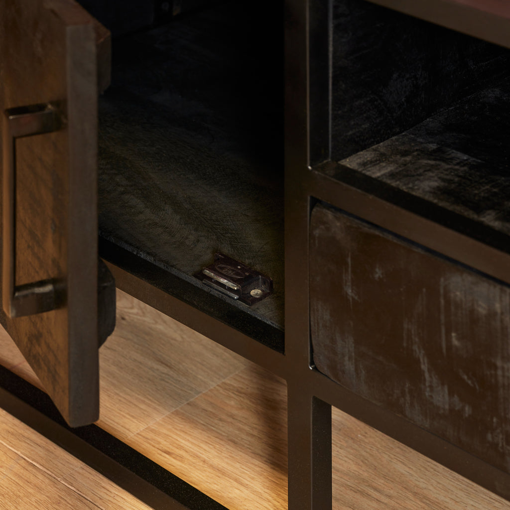 TV-Board Delta Schwarz – TV-Schrank aus Mangoholz 145×50×45 cm mit Schublade, offenem Fach & 2 Türen im modernen Metall-Design