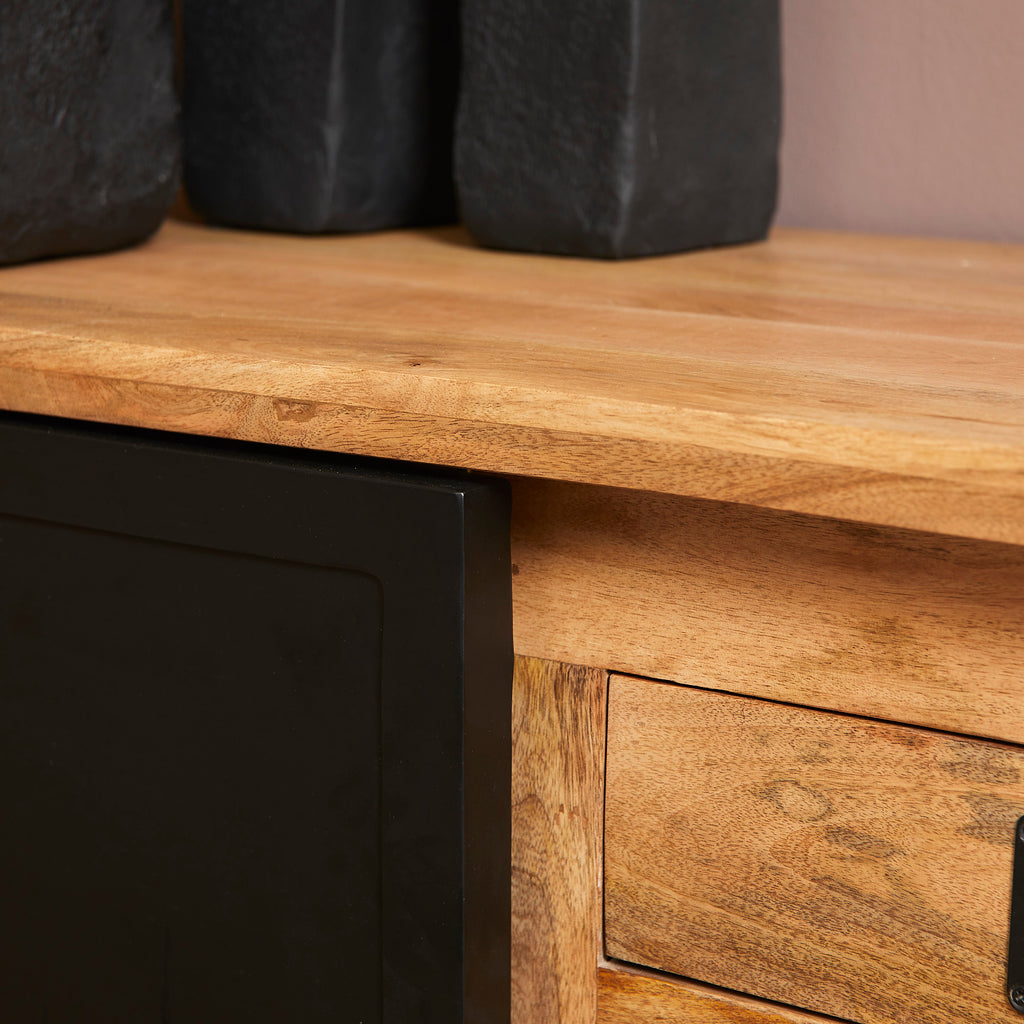 TV-Board Nizza 200 x 45 x 50 cm – Mangoholz & schwarze Metalltüren, mit 2 Türen & 4 Schubladen