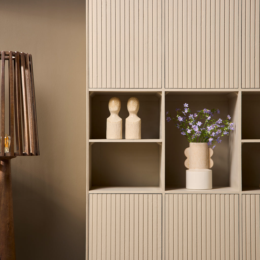 Regal Mandy XL Sand – Mangoholz mit Sand-Finish, bronzefarbenem Metallrahmen, 5 offene Fächer & 6 Türen, 135 x 45 x 200 cm