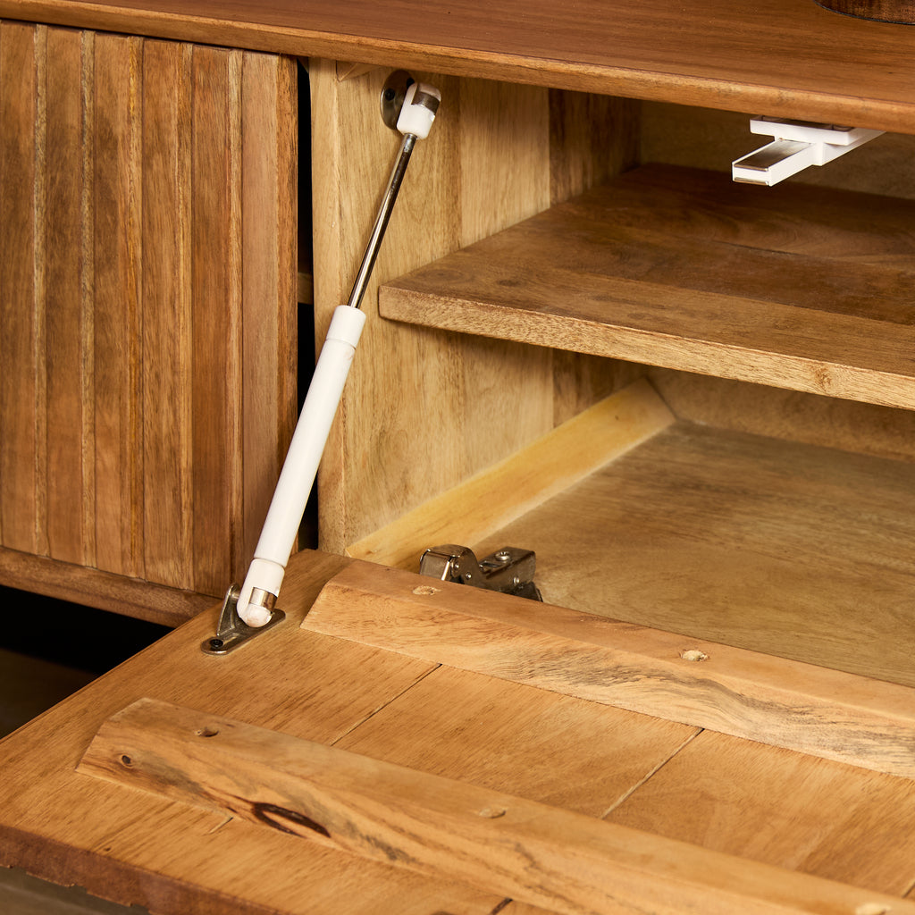 Schwebendes TV Board Mandy Natur 200x35x30 cm – modernes Mangoholz mit Lamellenfront & grifflose Türen