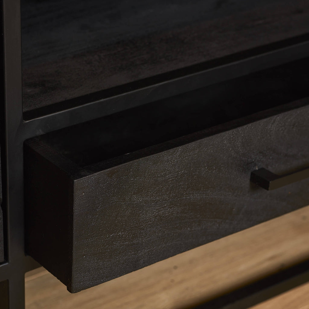 TV-Board Sydney Schwarz – Lowboard aus Mangoholz mit Fischgrätmuster & Stauraum, 180 x 45 x 50 cm