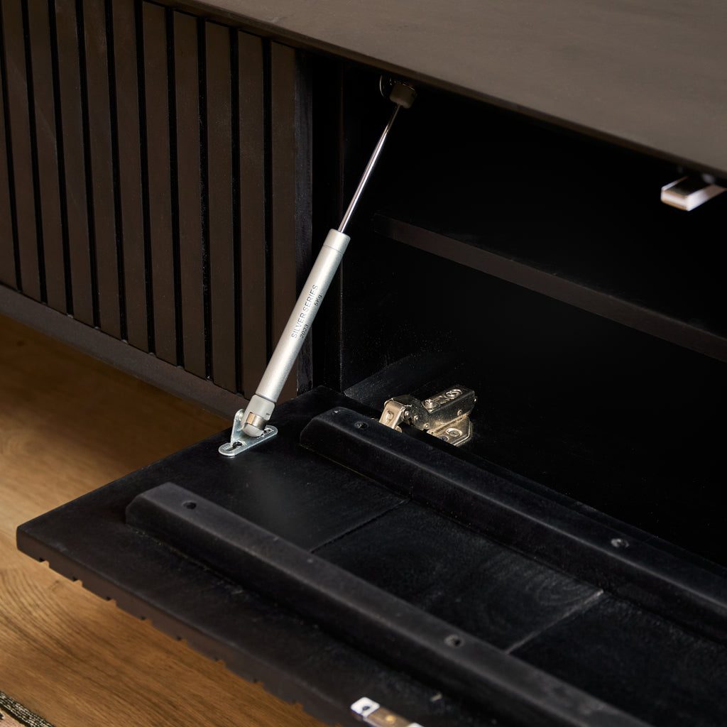 Schwebendes TV-Möbel Mandy Schwarz – Mangoholz mit Lattenmuster & Push-to-Open, 240 x 35 x 30 cm