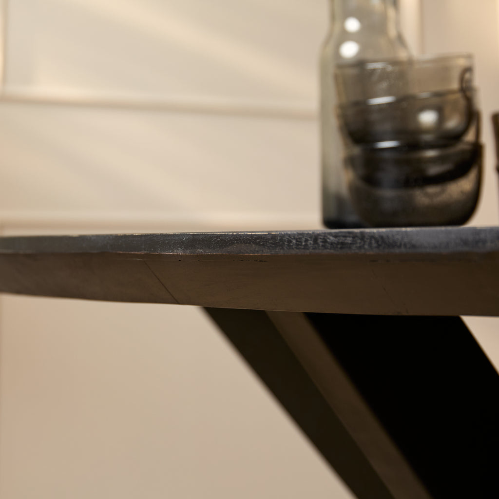 Esstisch Jacky Schwarz – Ovaler Mangoholztisch mit Metallgestell, 180 x 90 x 76 cm, moderne sandgestrahlte Tischplatte