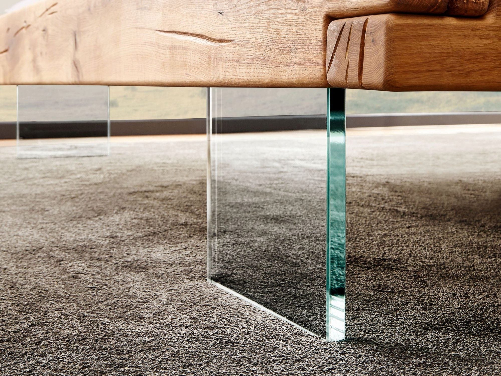 Massivholzbett Wildeiche 180x200cm mit Stoffkopfteil & Glasfüßen, Designer Balkenbett 180x200cm