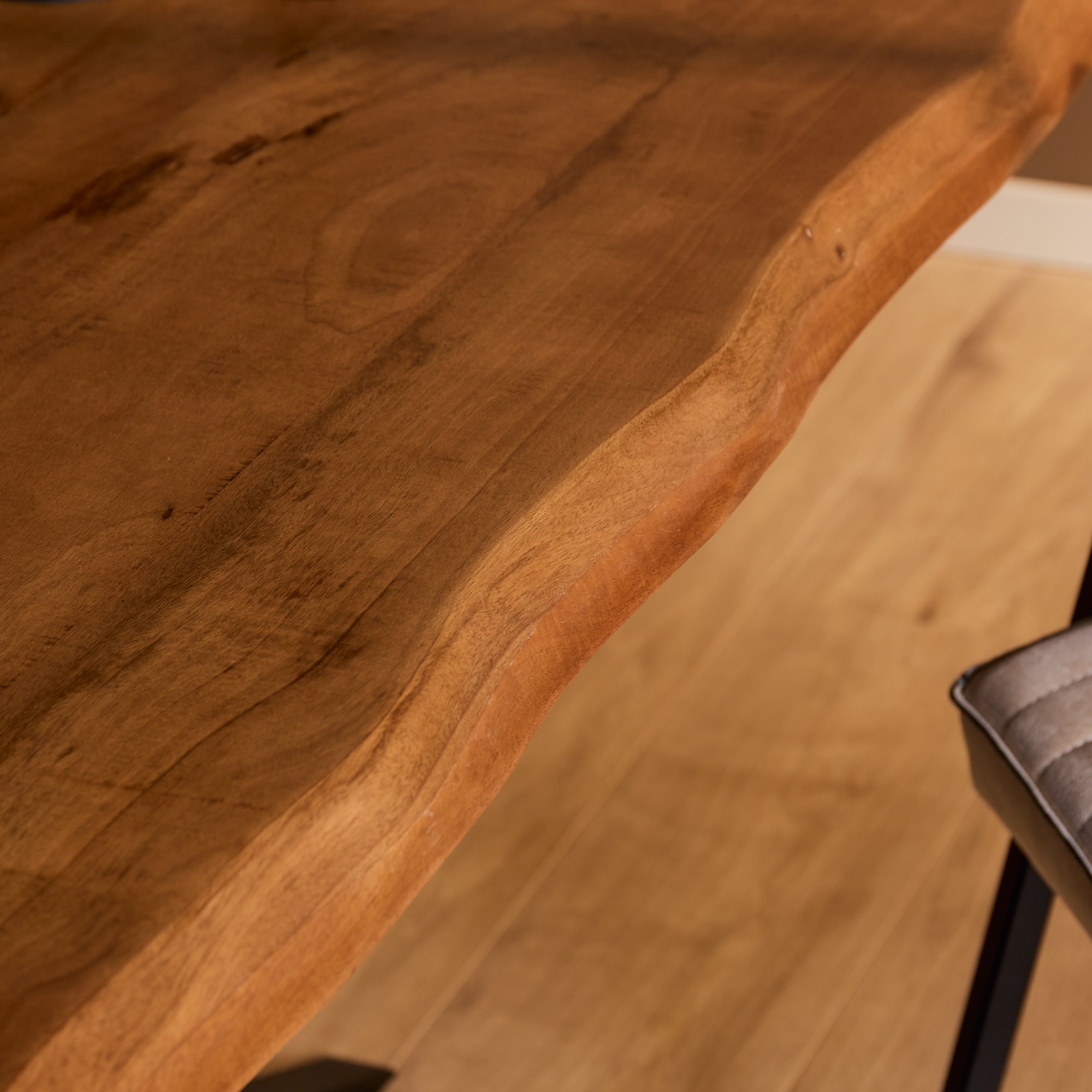 Esstisch Baltimore Natur – Baumstammtisch aus Mangoholz & Metall| Unikat mit Baumkante, 160 x 90 x 76 cm