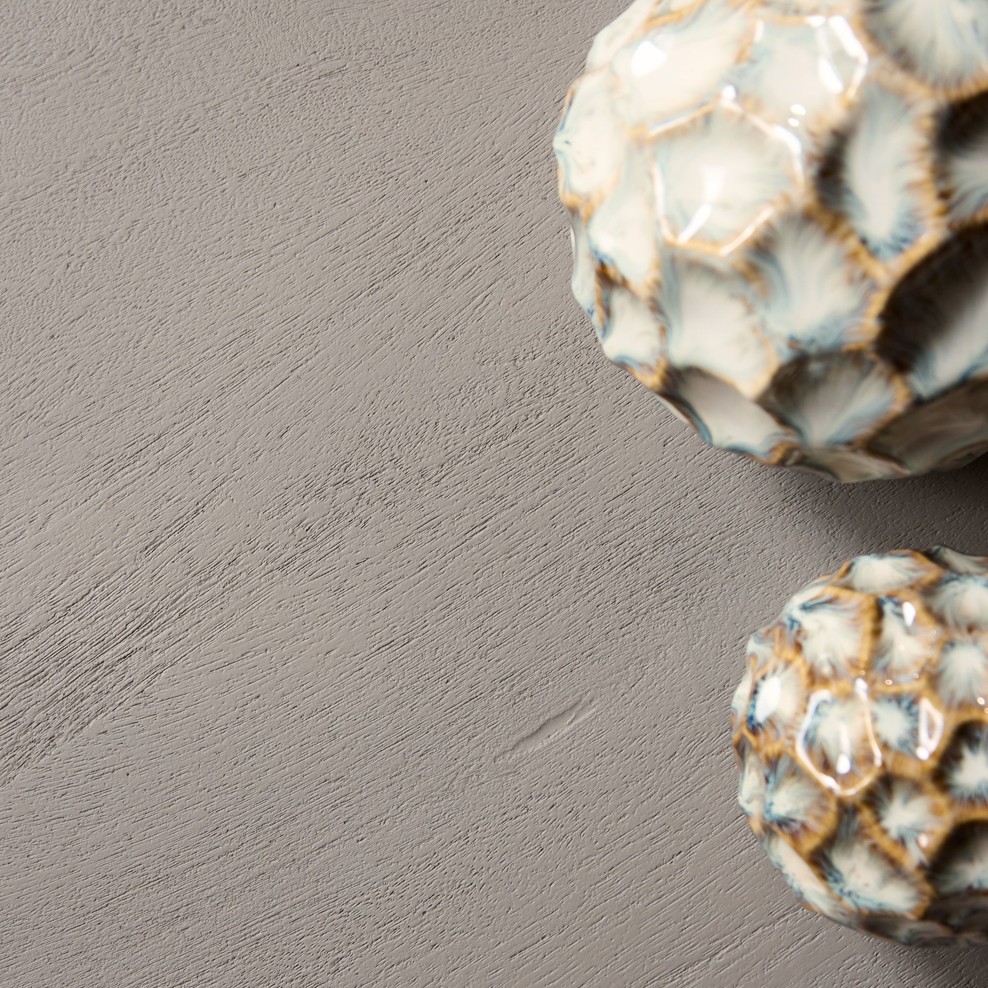 Couchtisch Sole – Runder Tisch mit vertikalem Lamellen-Design, 50 x 50 x 46 cm