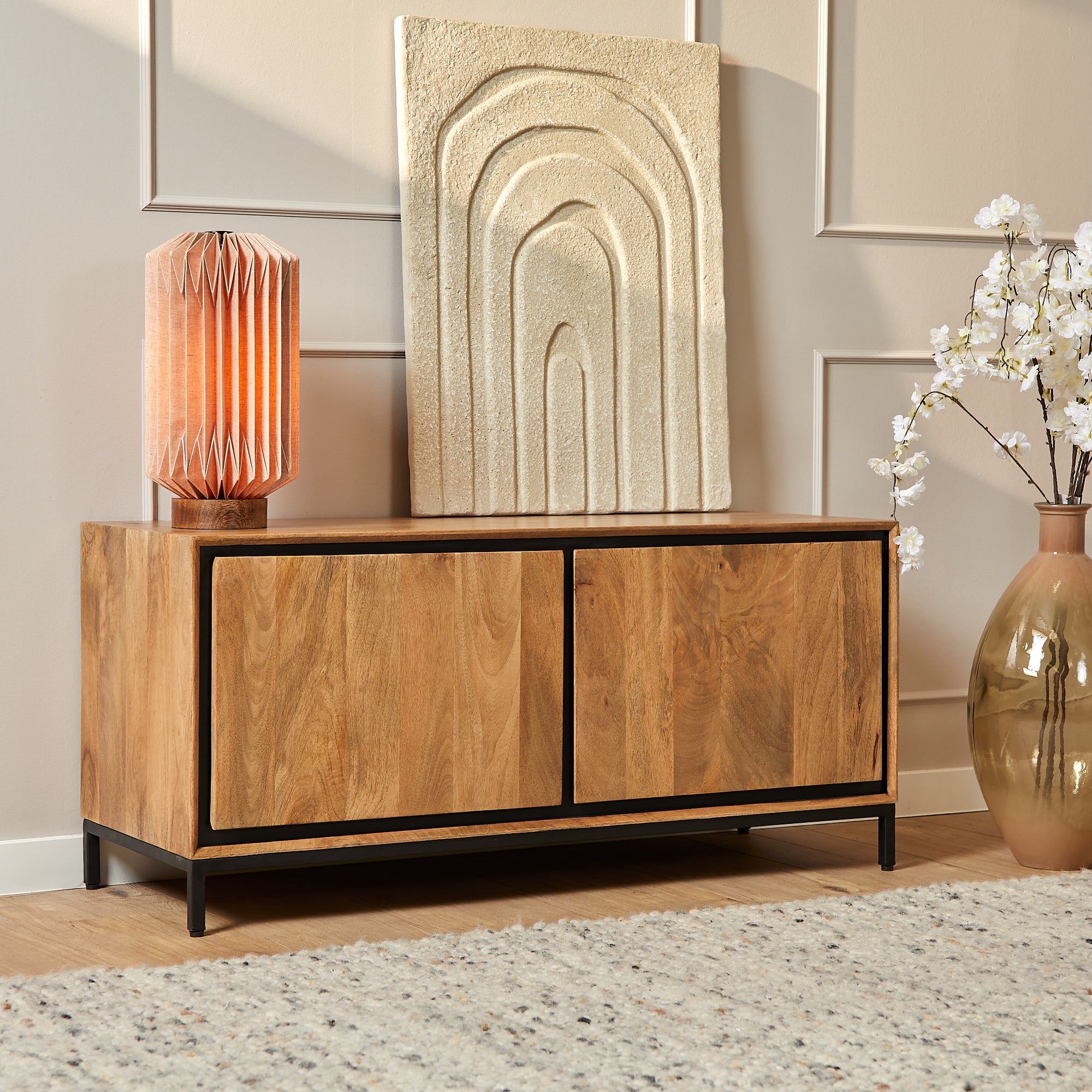 TV-Kommode Rois – Mangoholz Lowboard mit schwarzem Metallrahmen, 120×55×45 cm, 2 grifflosen Türen im modernen Design