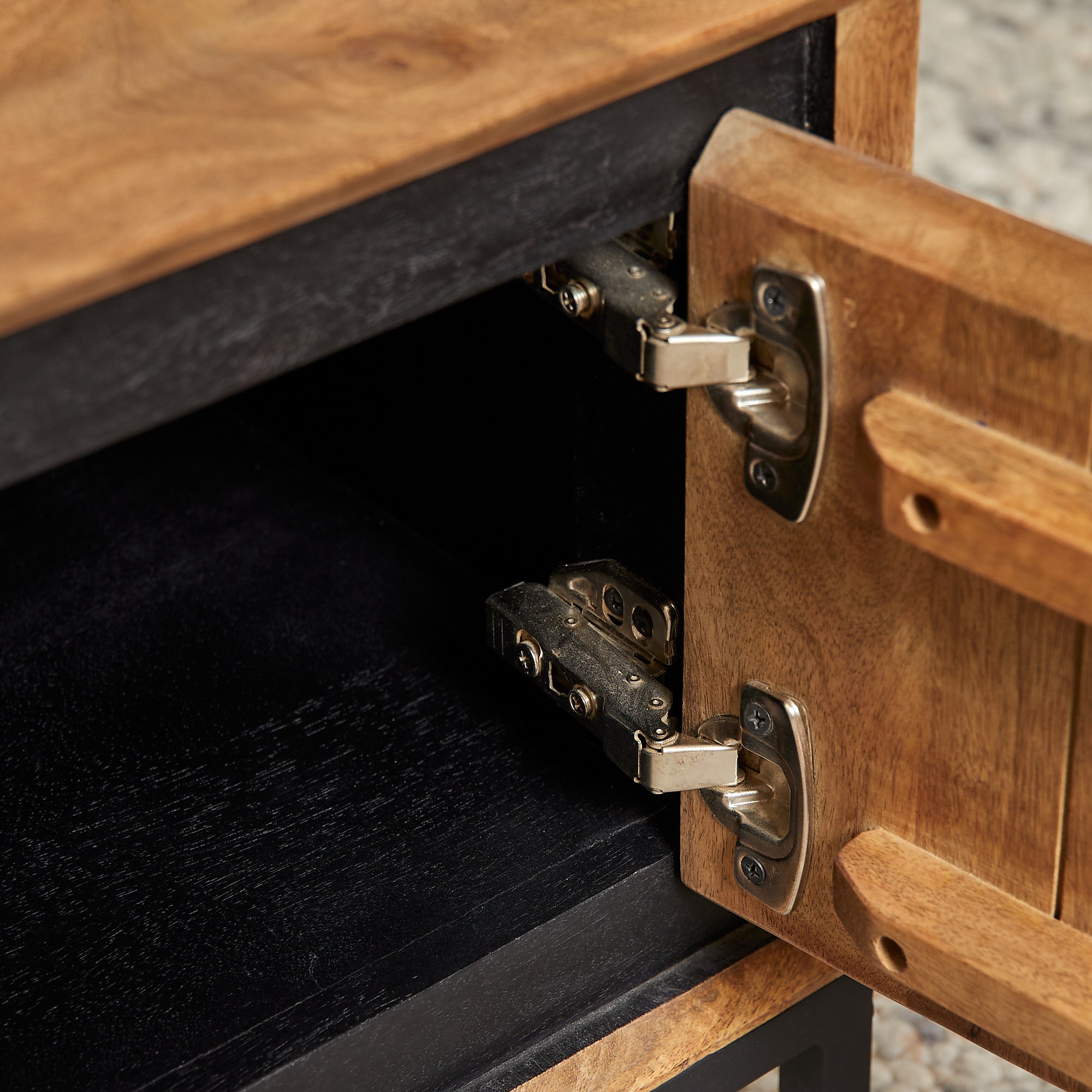 Couchtisch Rois – quadratischer Mangoholz Tisch 80×40×80 cm mit 2 Schubladen, offenem Fach & Metallrahmen