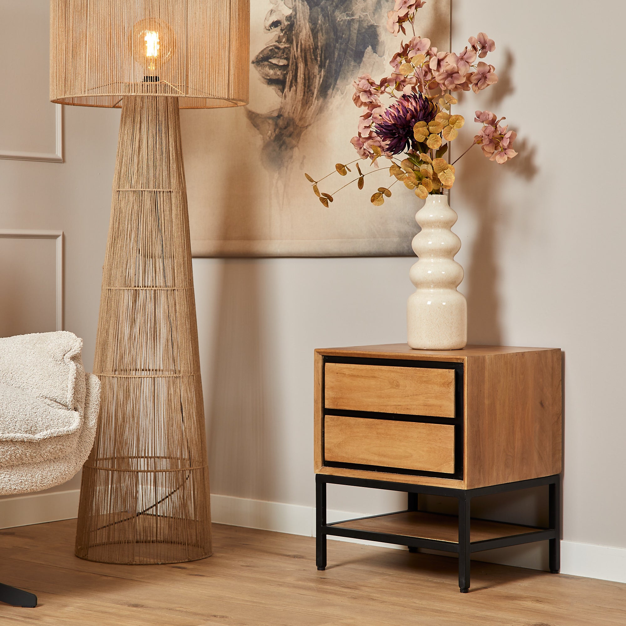 Nachttisch Rois – Mangoholz mit schwarzem Metallgestell, 2 Schubladen & offenes Fach, 45 x 40 x 53 cm