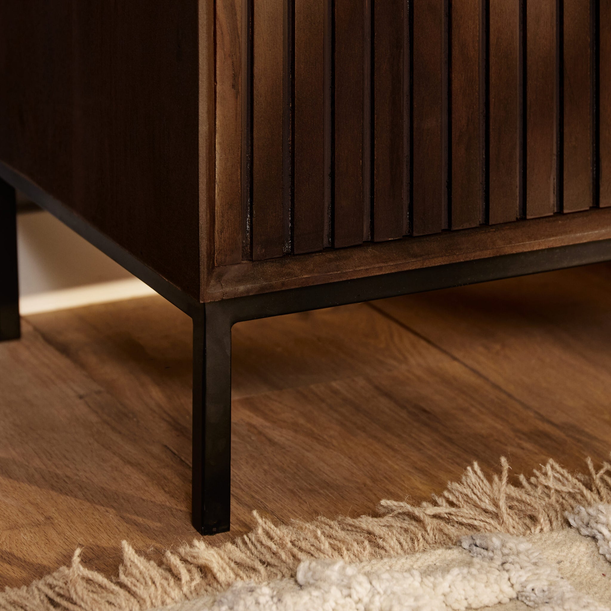 TV-Board Mandy Braun 165x45x55 cm – Lowboard aus Mangoholz mit Lamellenfront & Push-to-Open Türen