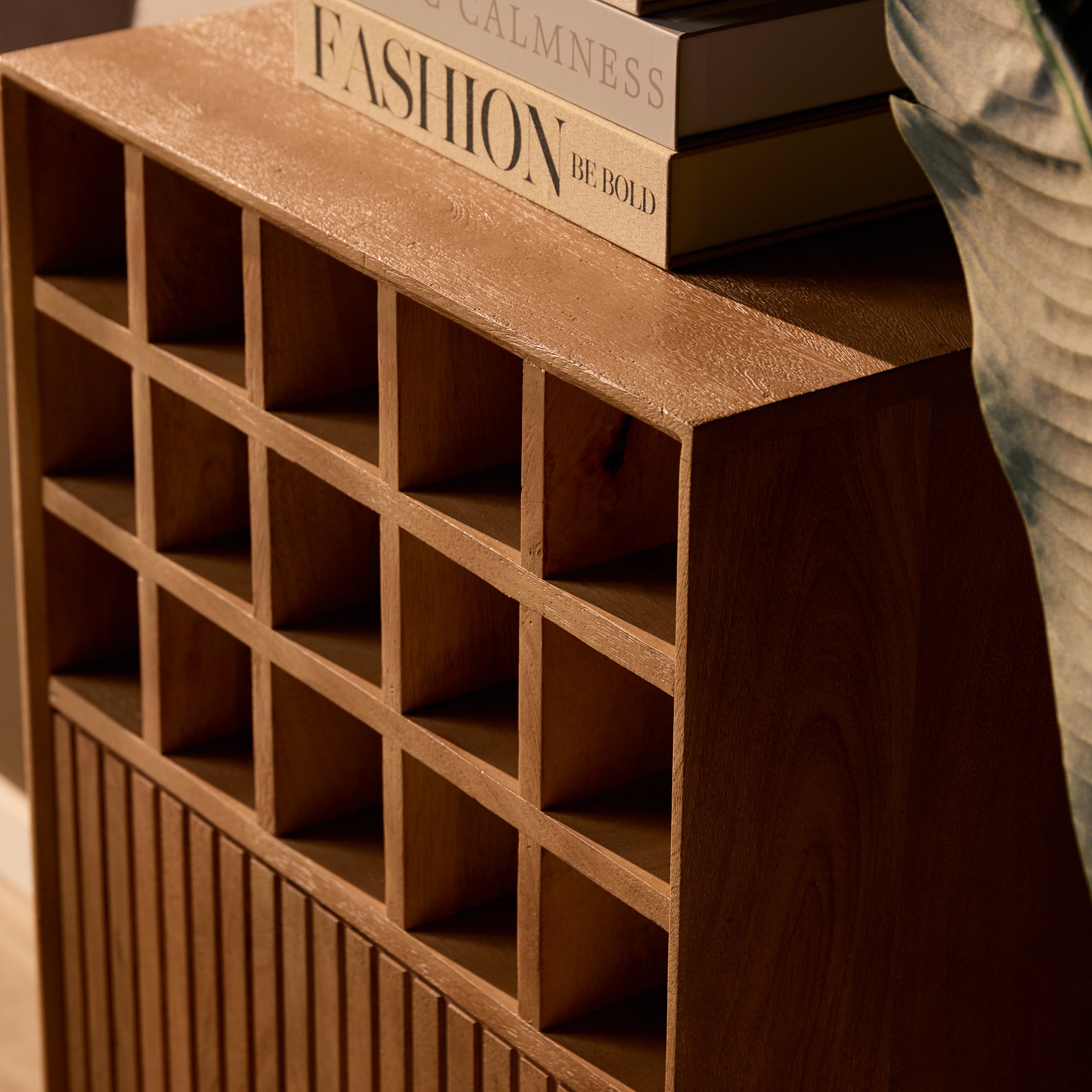 Weinkommode Mandy Natur – Weinschrank aus Mangoholz mit 15 Fächern & Tür mit Lamellenmuster, 55 x 35 x 90 cm