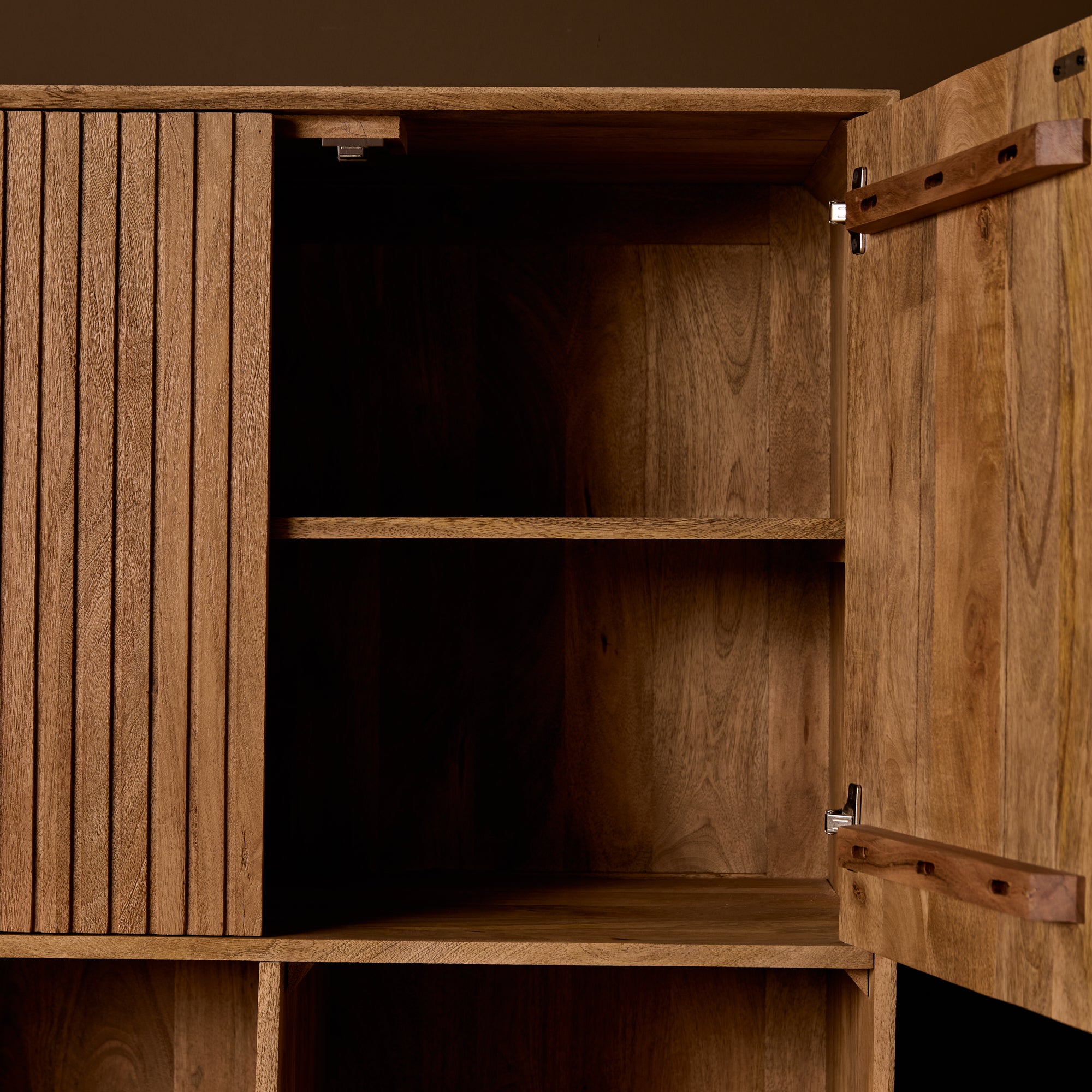 Regal Mandy Natur – Mangoholz mit vertikalem Lamellenmuster, 4 Türen & 3 offene Fächer, 90 x 45 x 200 cm