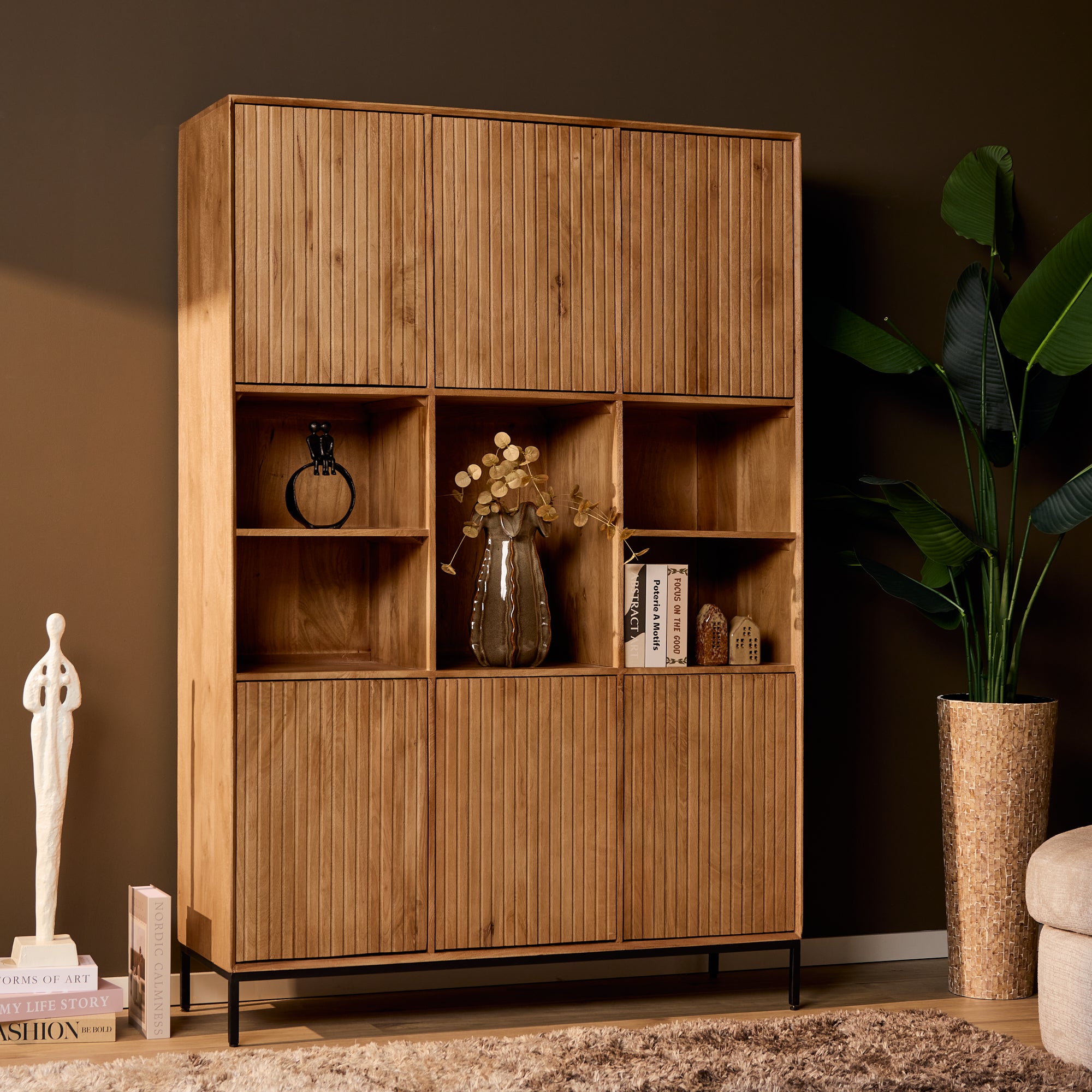 Regal Mandy Natur – Mangoholz mit Lamellenfront, 6 Türen & 5 Fächer, 135 x 45 x 200 cm