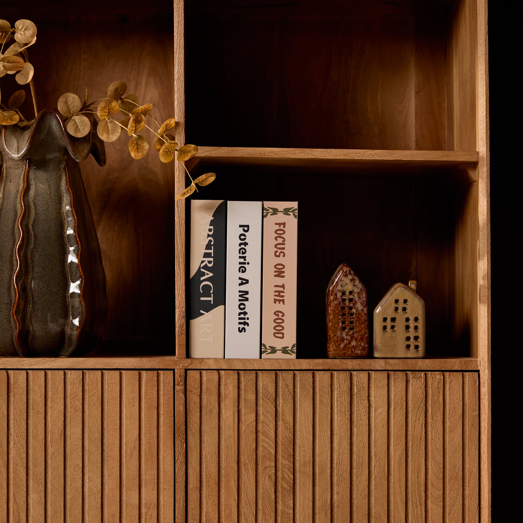 Regal Mandy Natur – Mangoholz mit Lamellenfront, 6 Türen & 5 Fächer, 135 x 45 x 200 cm