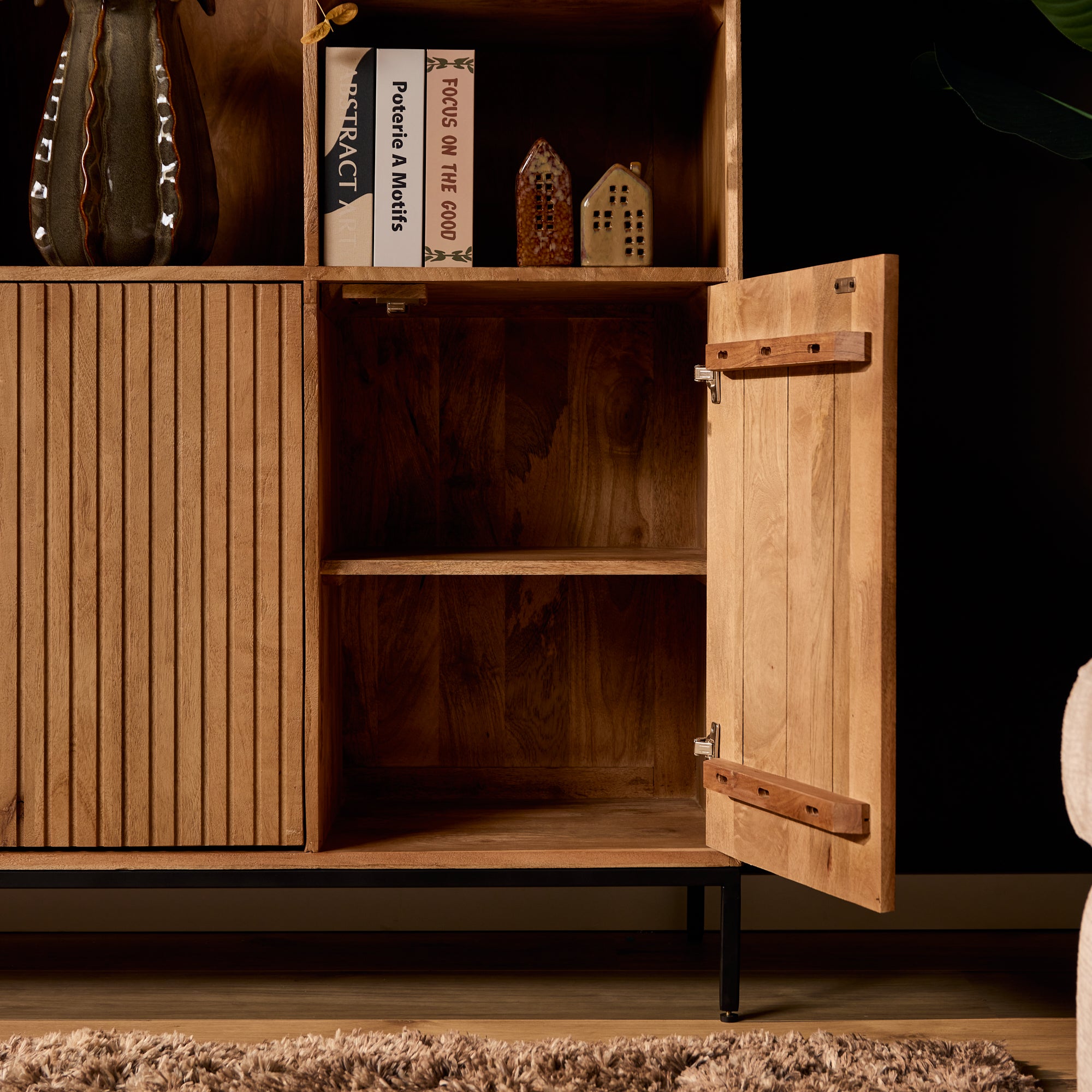 Regal Mandy Natur – Mangoholz mit Lamellenfront, 6 Türen & 5 Fächer, 135 x 45 x 200 cm